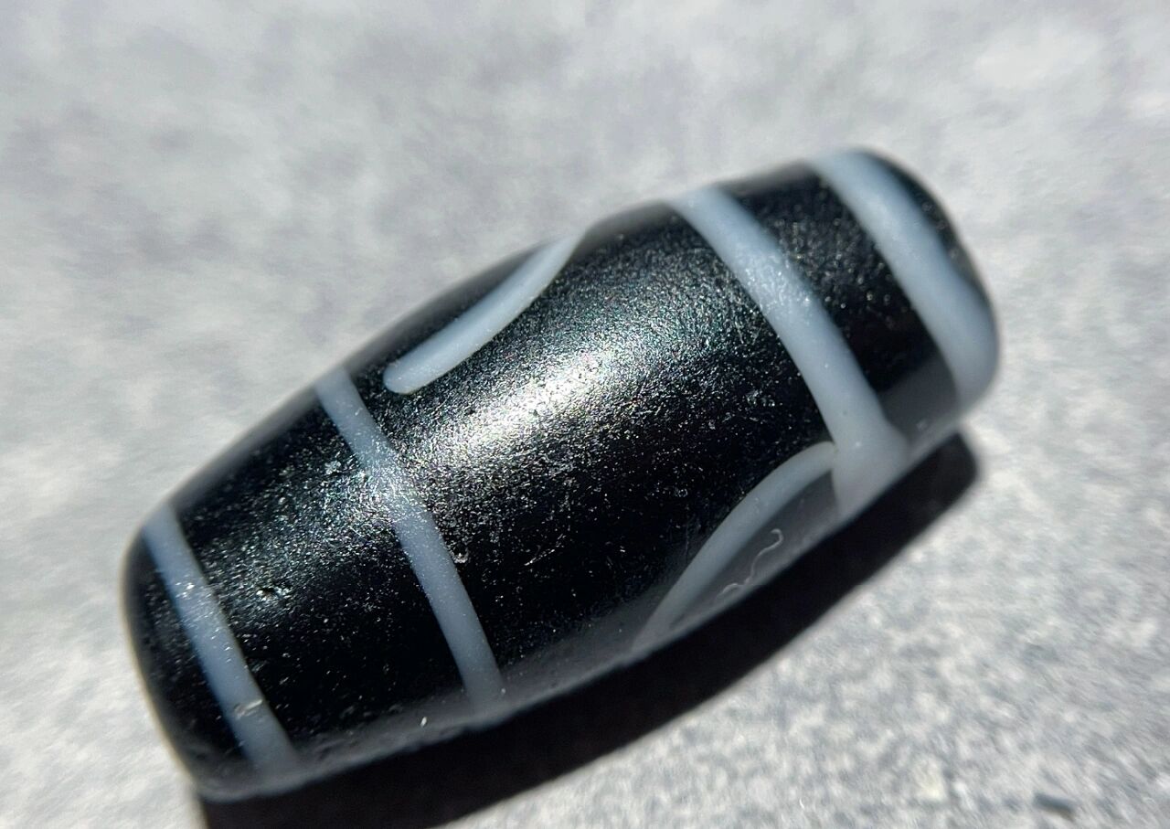 老琉璃天珠 非常胖的一颗两眼老琉璃天珠,尺寸:2.9*1.