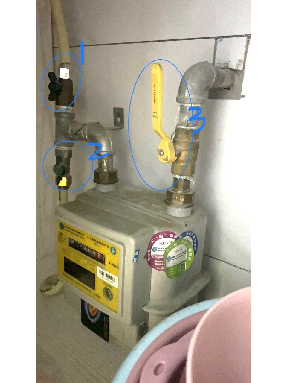 1是通燃气灶的蝶阀,2是通热水器的蝶阀,3是总阀.