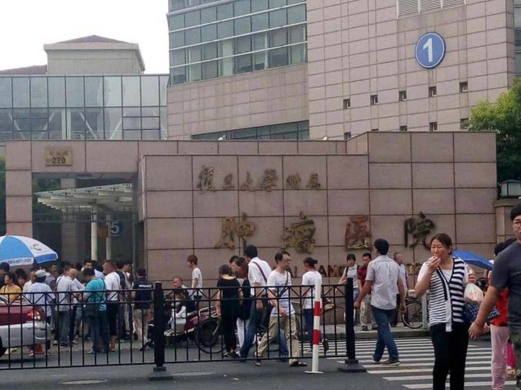 20日因发现一名护工感染新冠,21日上海复旦大学附属肿瘤医院门诊部停