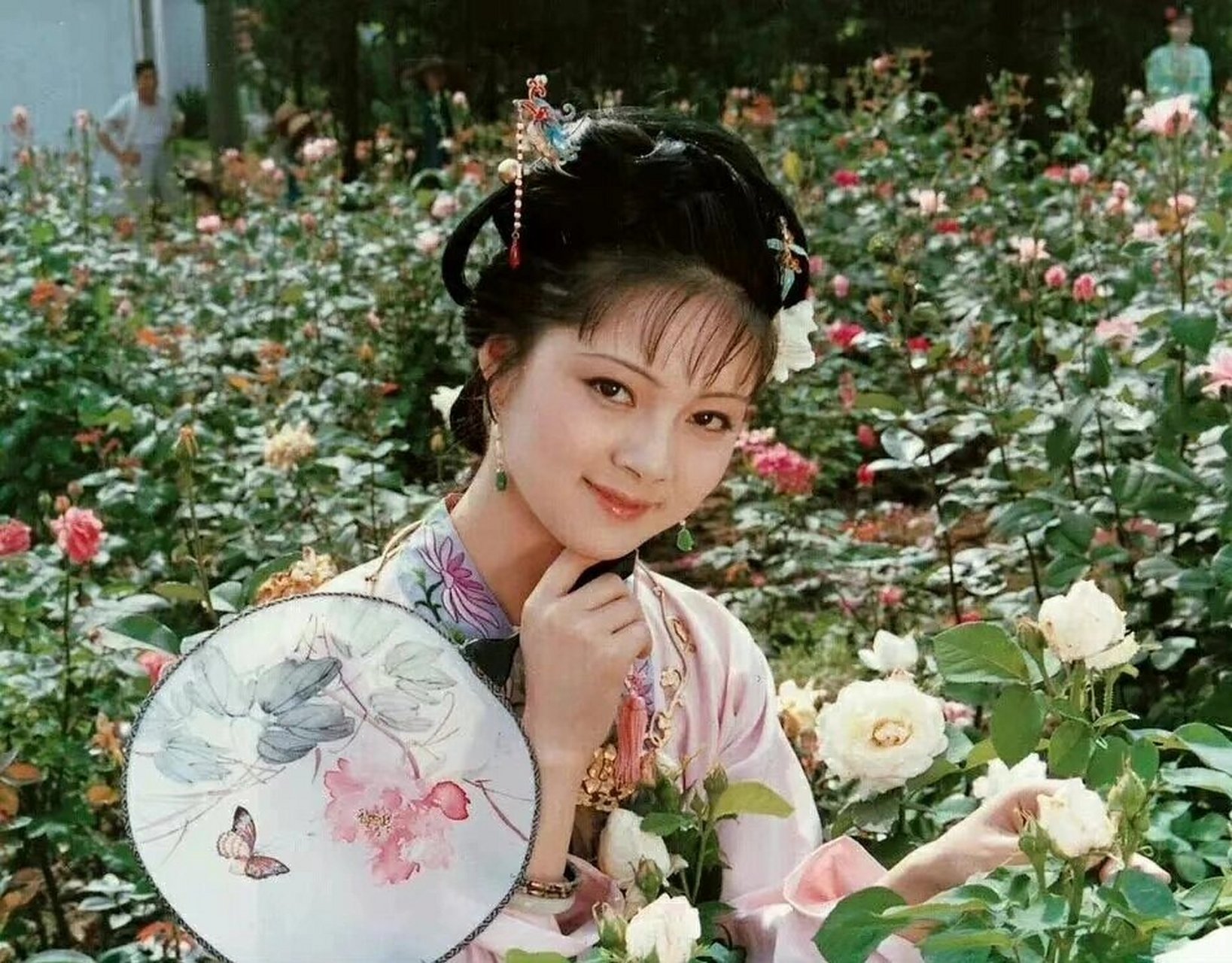 87版电视剧《红楼梦》薛宝钗(扮演者张莉),当时的她只有18岁.