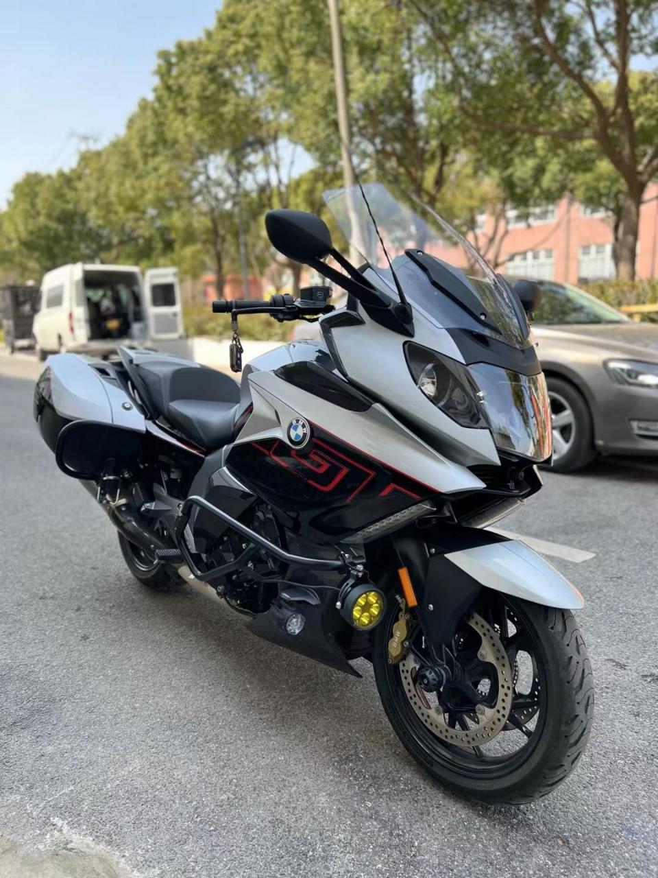 20年7月宝马k1600gt 准新车,实表6000多公里,改装4万块,全车车衣,天蝎