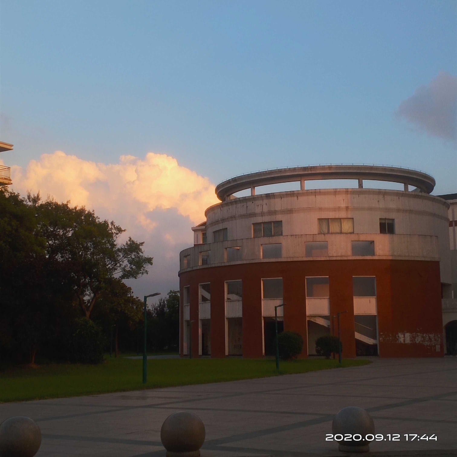 扬州大学扬子津东校区图片