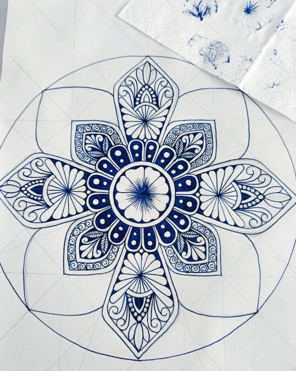 禅绕画曼陀罗画 钢笔画曼陀罗墨水干的慢容易脏手,闺女说垫一张纸巾