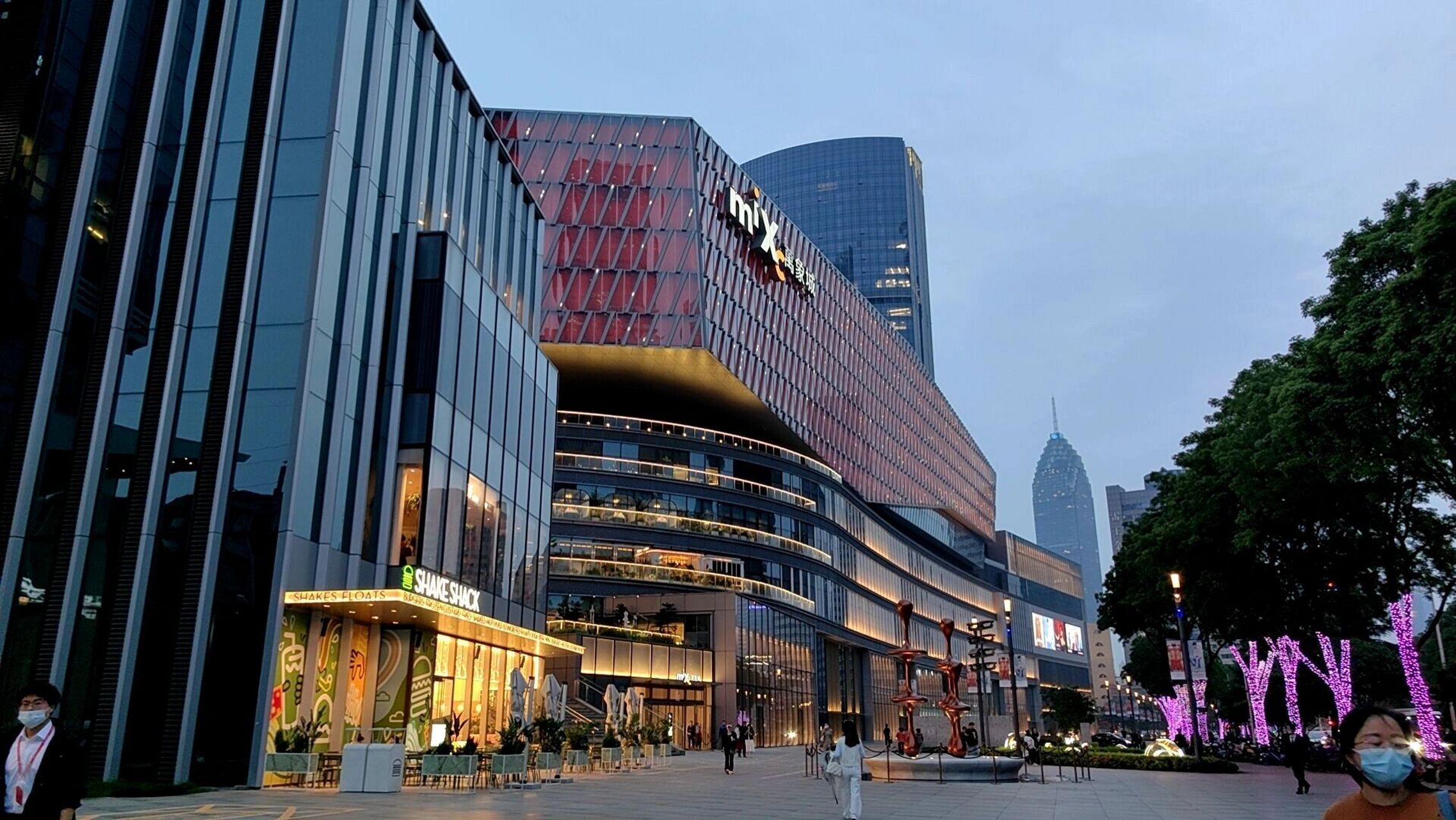 武汉万象城真洋气 今天下班和朋友约饭,从香港路地铁站出来,一路经过