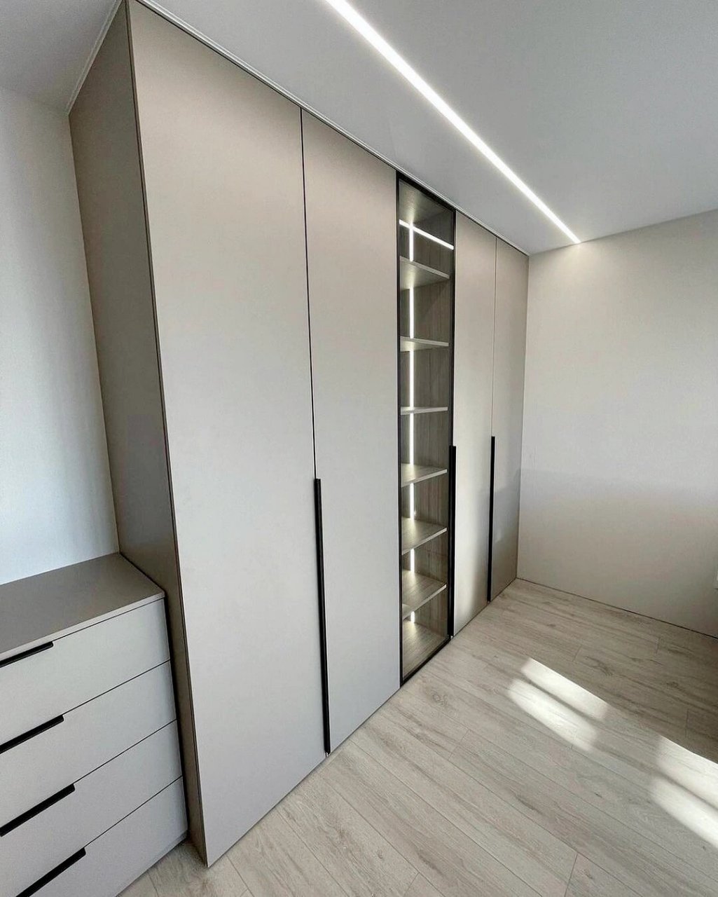 一门到顶衣柜|高级灰➕玻璃柜🟰收纳翻倍! 高级又有质感的卧室衣