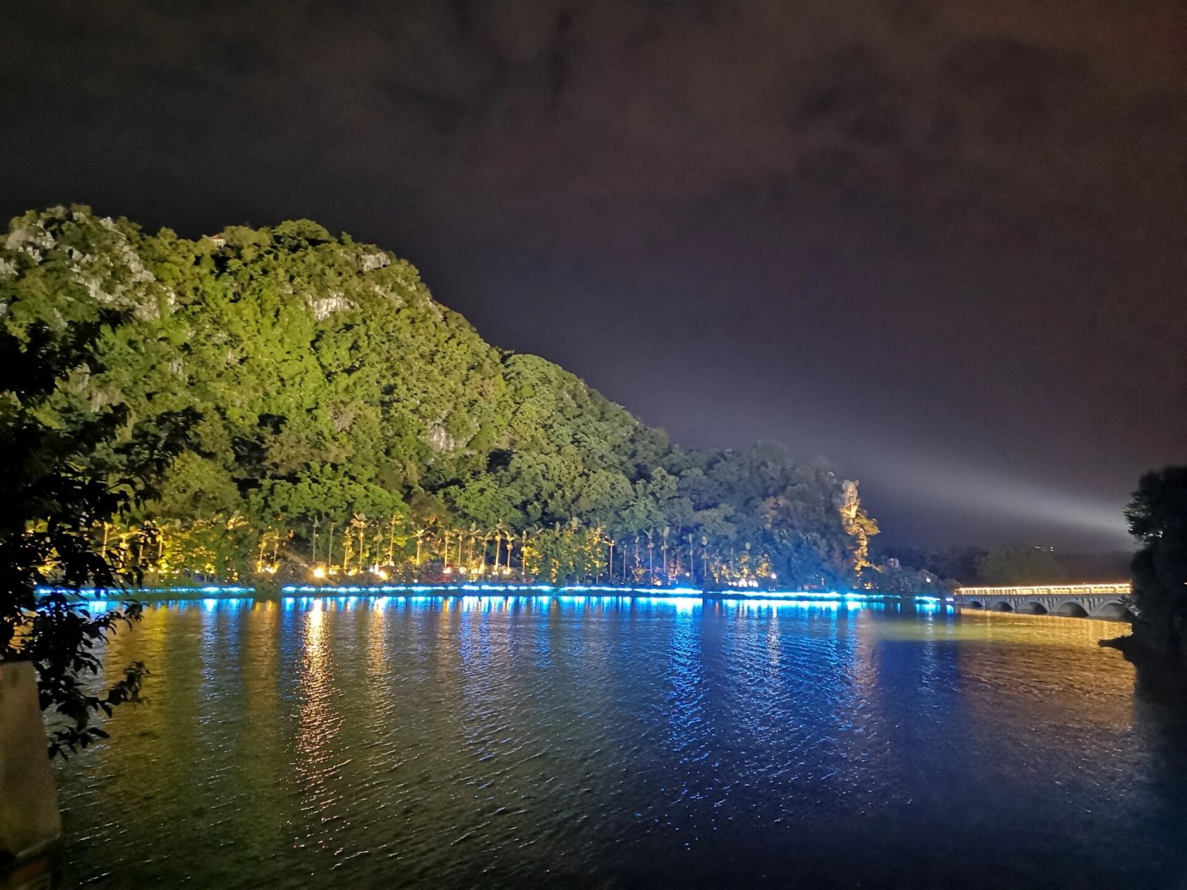 岩前街的夜 七星岩的夜景很美,坐水上交通,8元票价,每小时一班,在两个