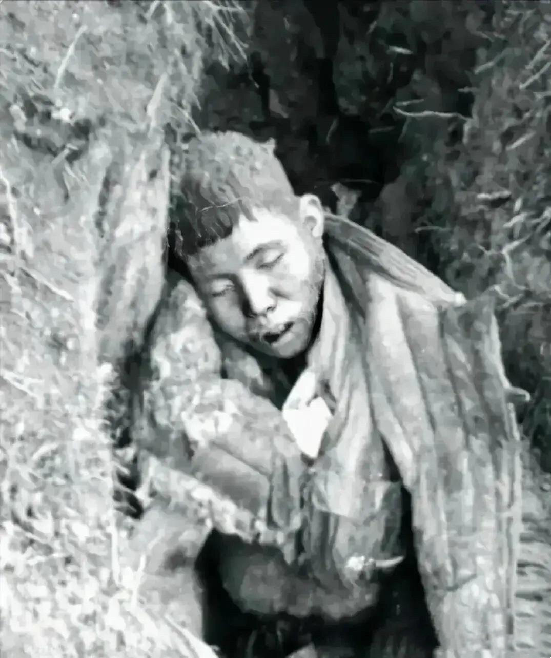 抗美援朝时期,一位被冻成冰雕的志愿军战士的照片