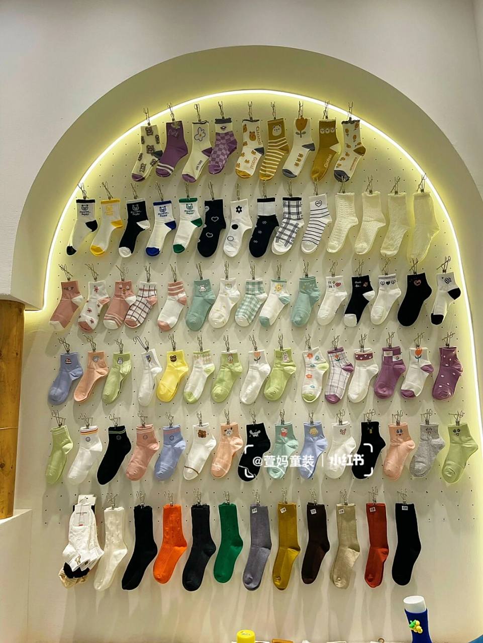 这家超好看的袜子档口被我挖到了 首先吸引我的是装修陈列 很高级的
