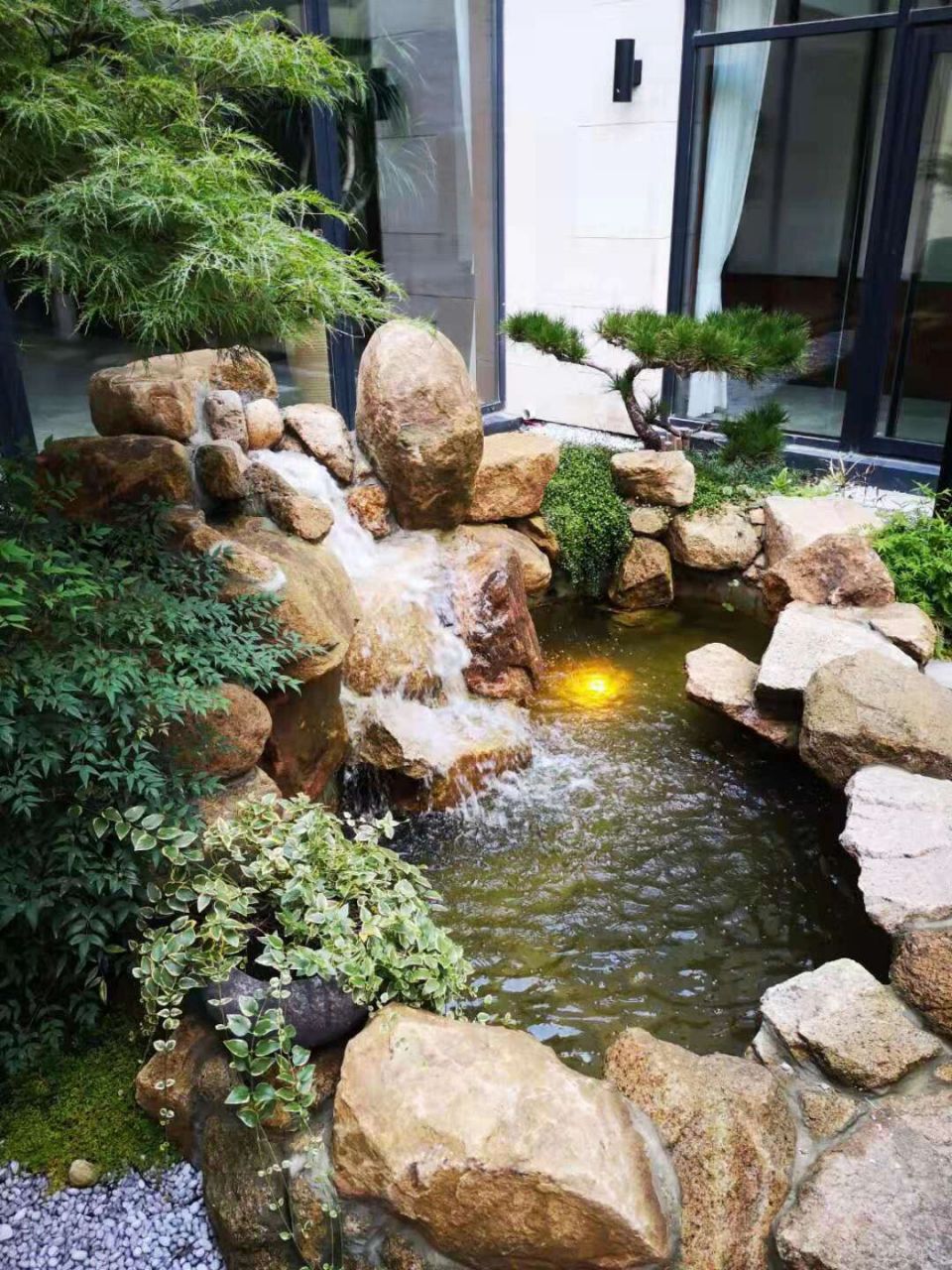 小假山鱼池实景 老山石堆叠的假山鱼池自然野趣