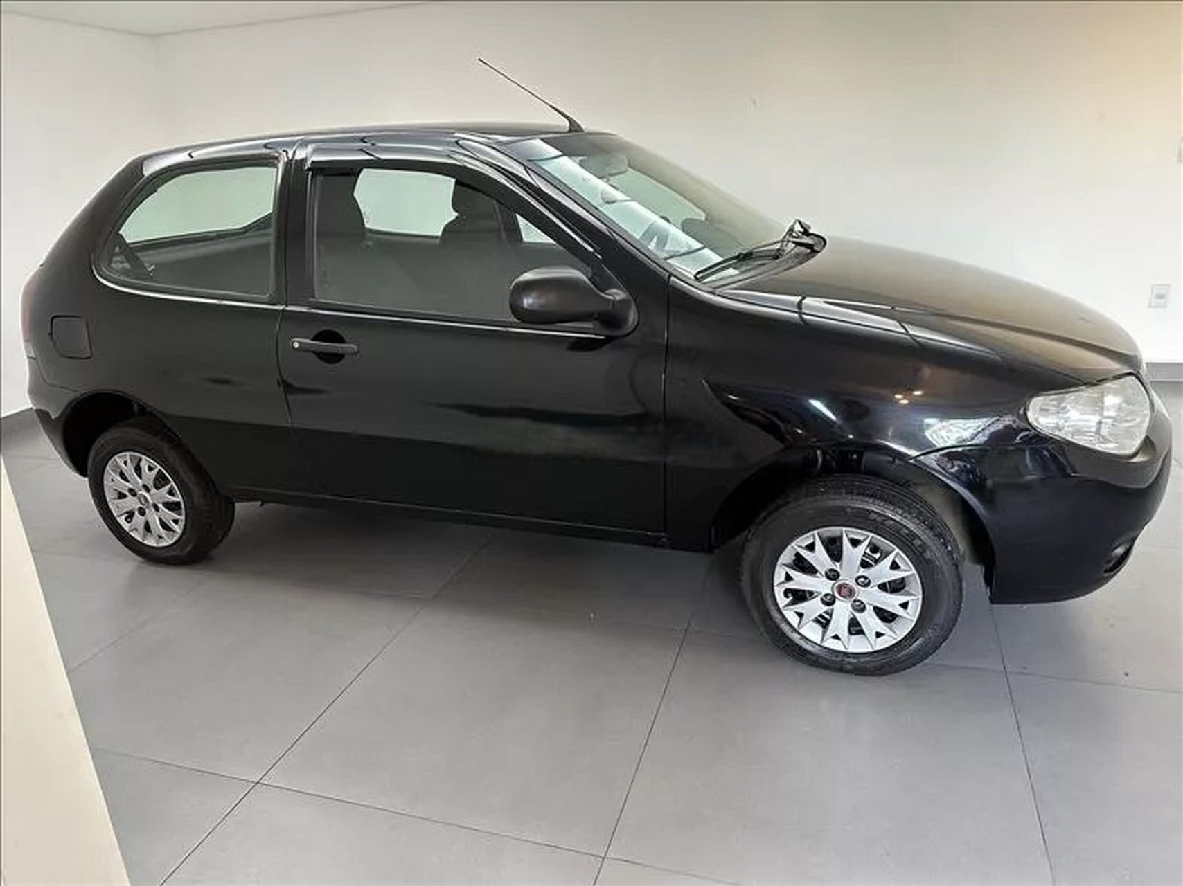 派力奥,这玩意在巴西还挺多,这车是2015年在圣保罗上的牌,跑了11.