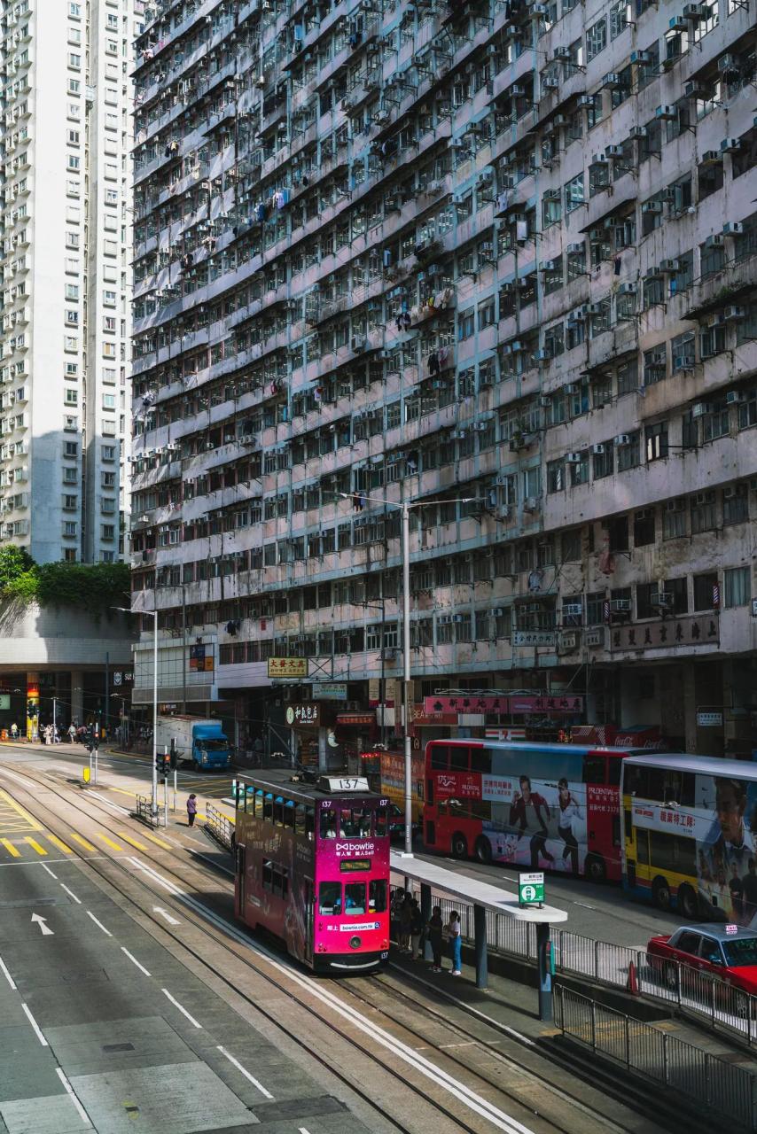 叮叮车后面的这栋大楼就是大名鼎鼎的怪兽大厦,是香港的一处网红打卡