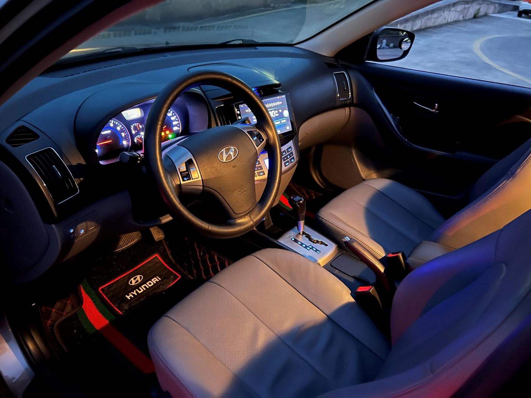 2013年现代伊兰特悦动1.6豪华,售价:2.98万,8万公里