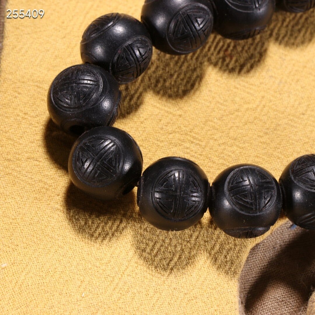 清代 沉香团寿纹朝珠. 规格:珠径1.