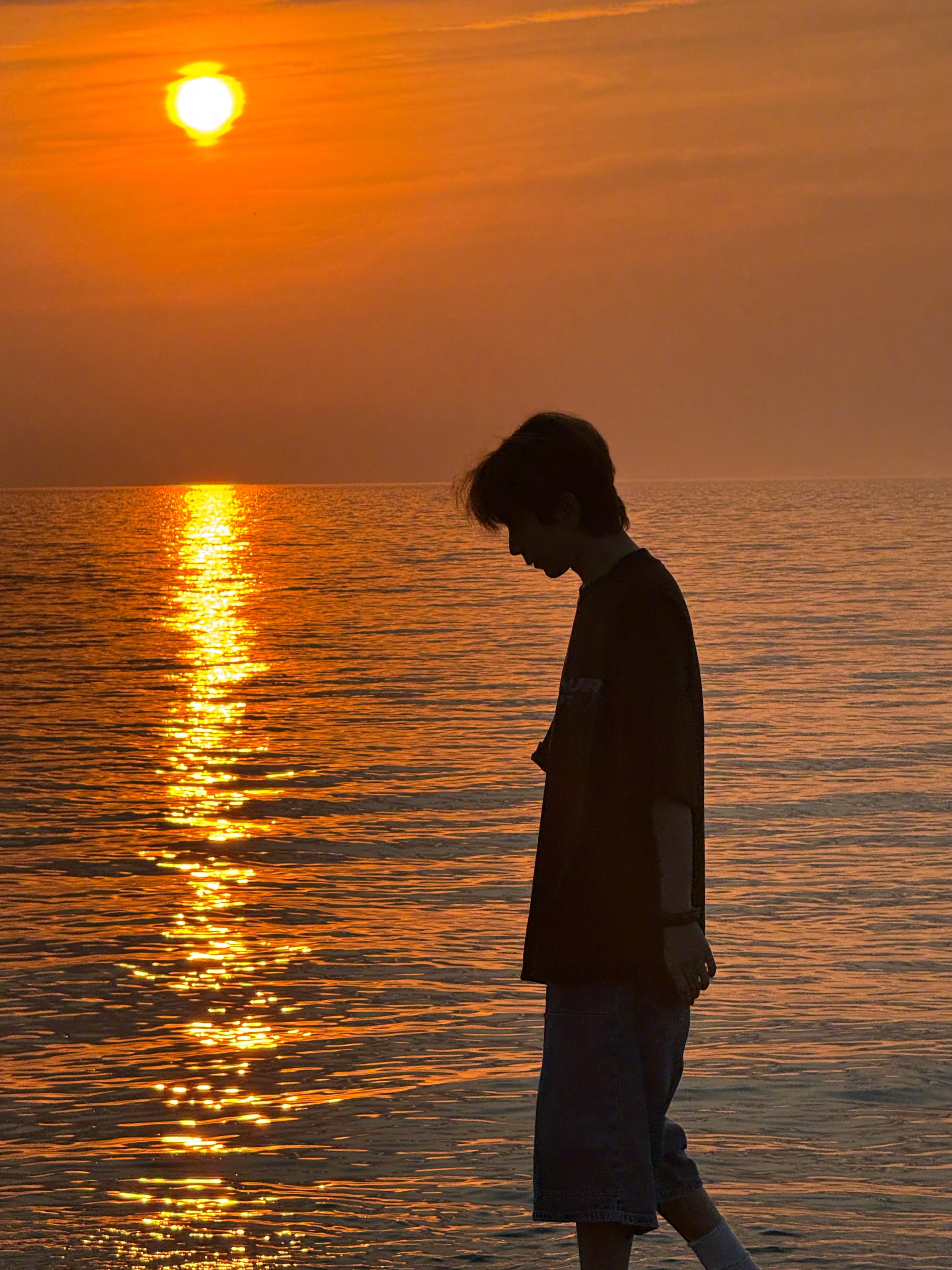 把我这句"航行至此,忙于天真"写上去,莫名吻合