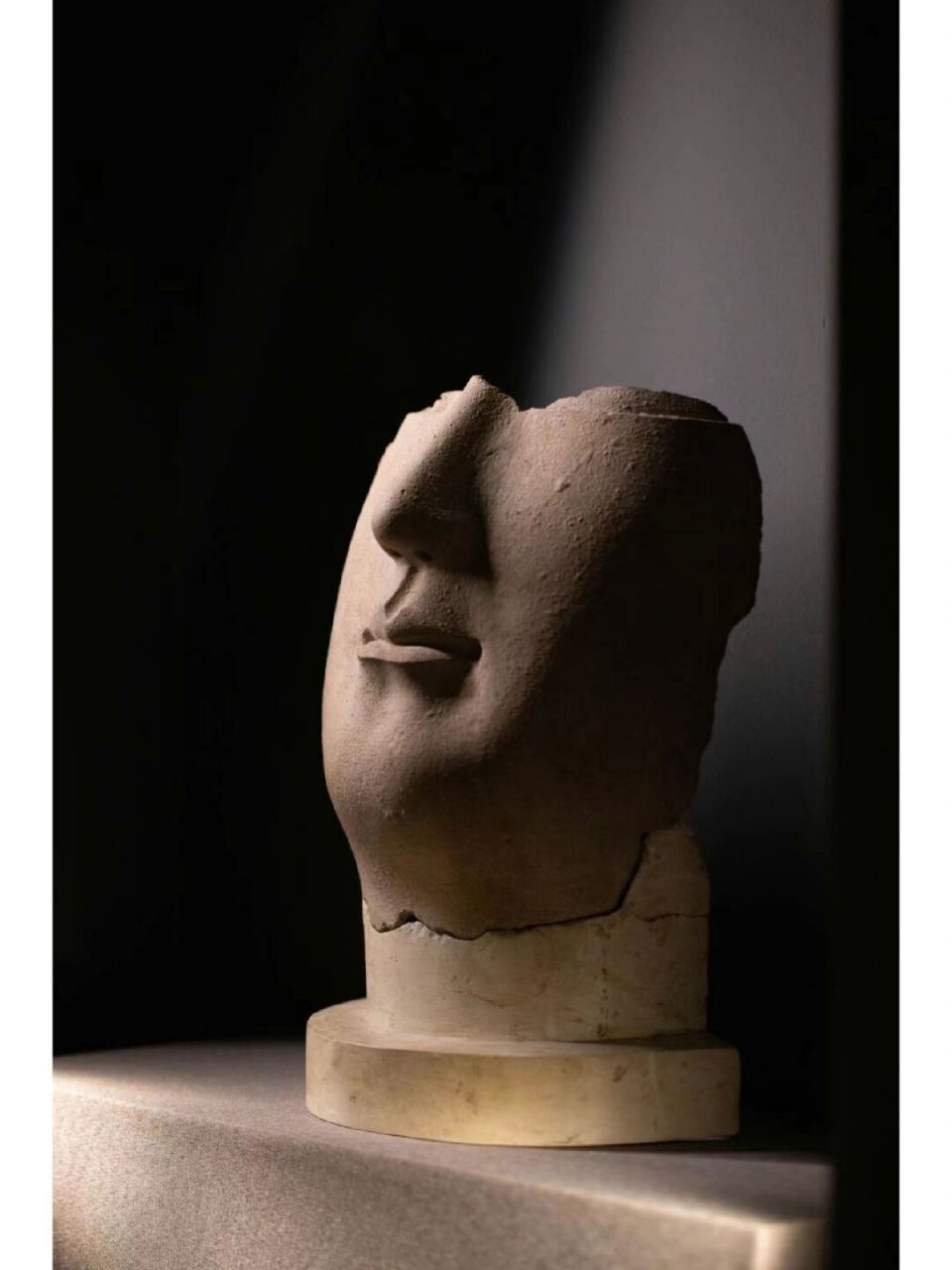 北魏佛面,出土于洛阳永宁寺,始建于公元516年,仅仅存在了18年,就被