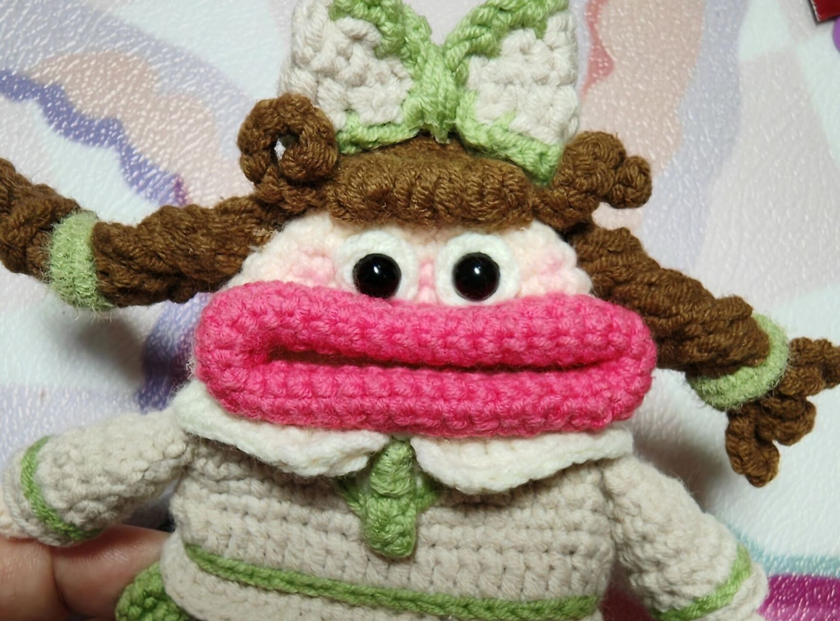 钩针大嘴女孩jk学生妹钥匙包【附图解】 又一只大嘴妹妹,这次是穿jk的