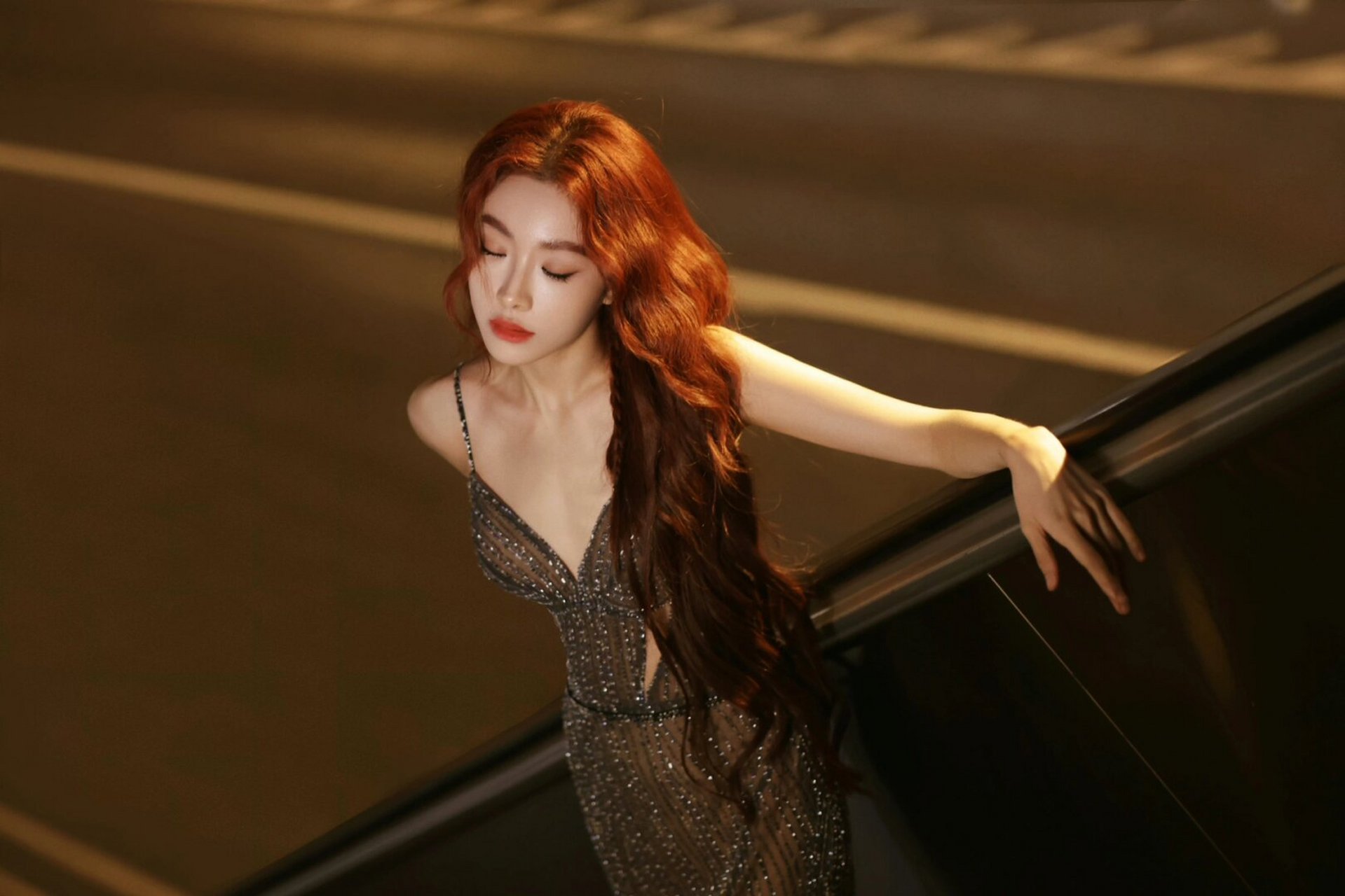 每次都被喻言的红发美到啊,舞台上,红毯上真是头发丝都在散发魅力的