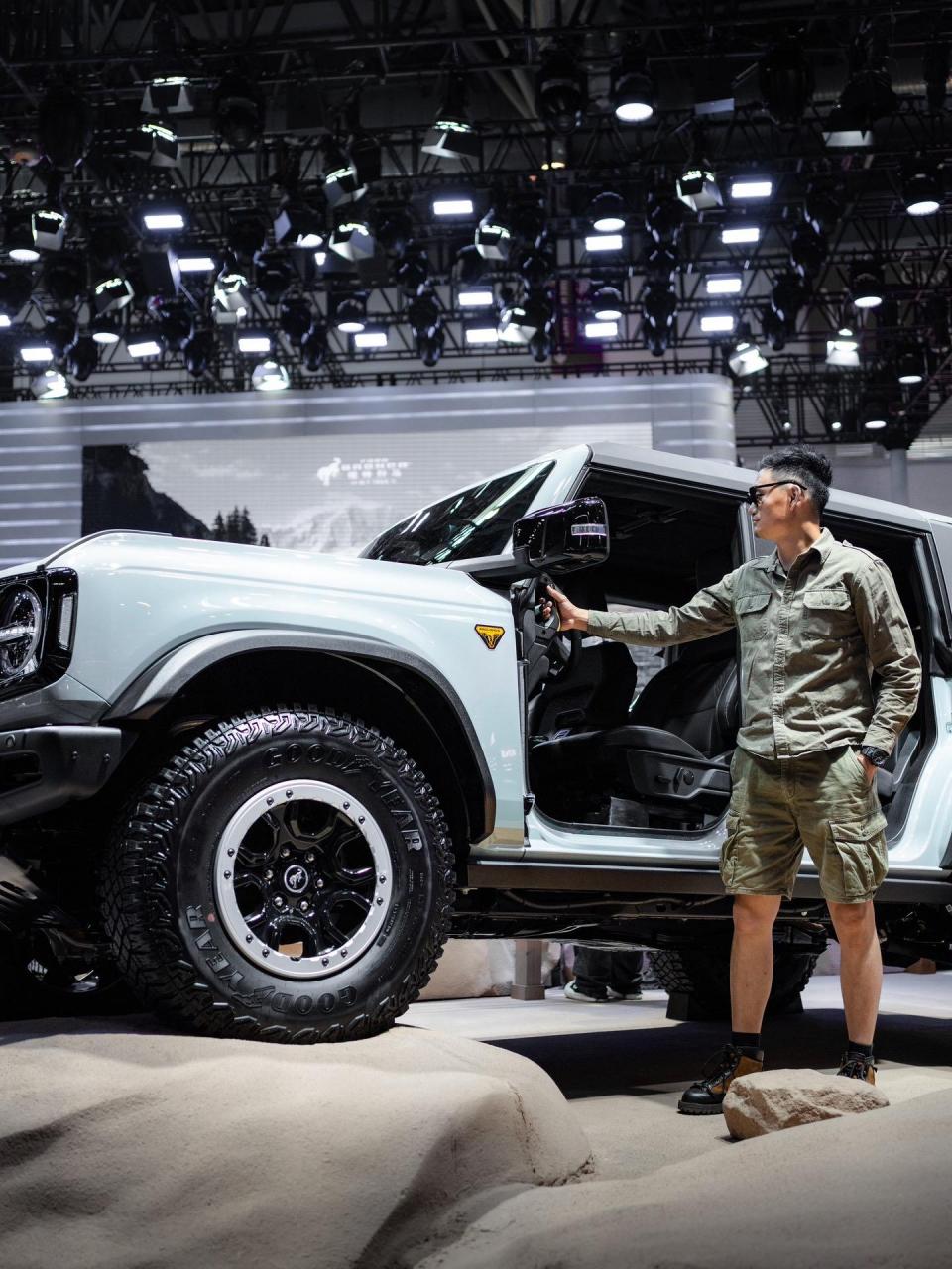 对于人生第一台车就是敞篷越野车212的我来说,从丽江飞来北京车展