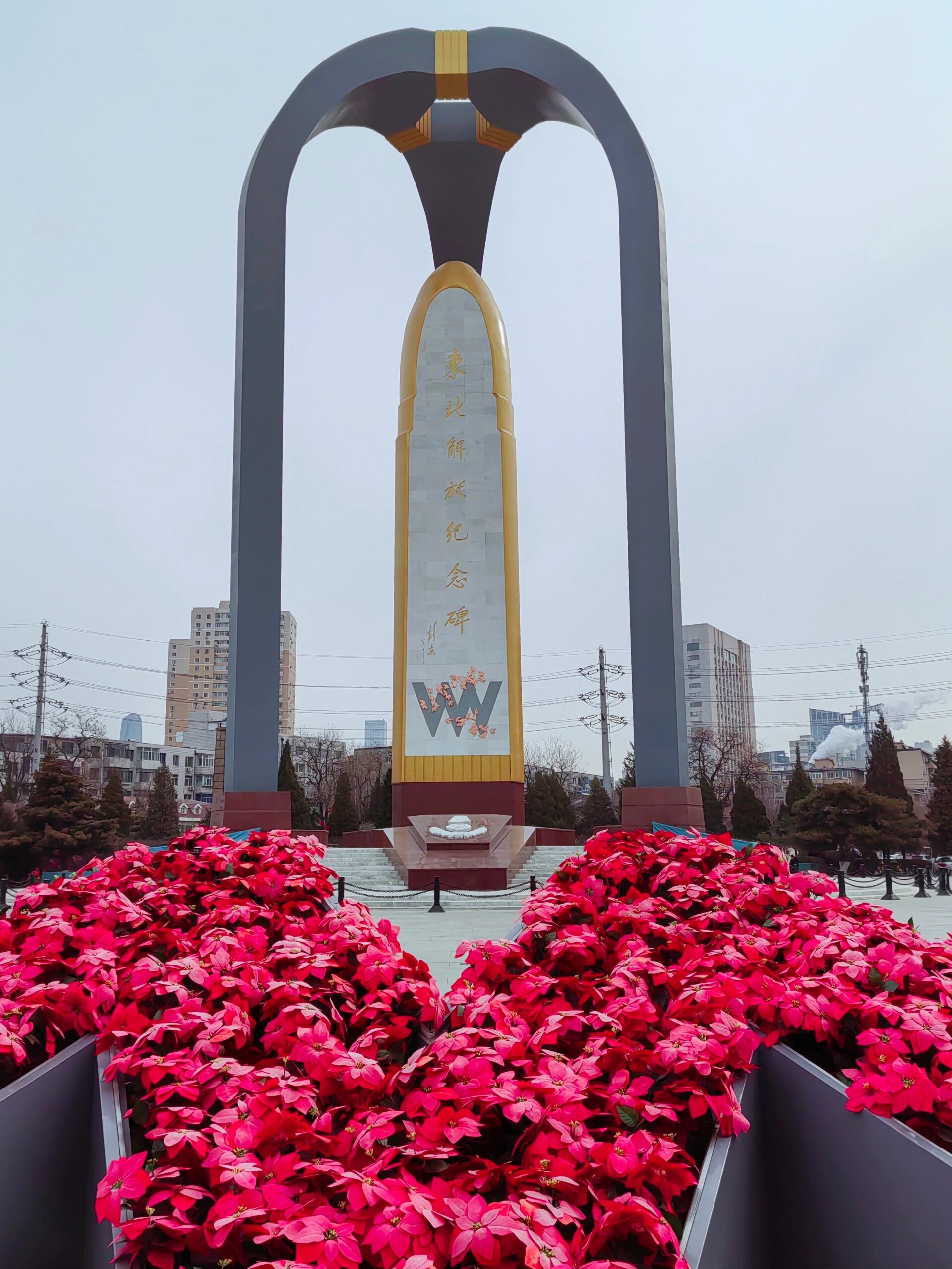 和平广场,是为纪念东北全境解放40周年,由沈阳军区,黑龙江人民政府