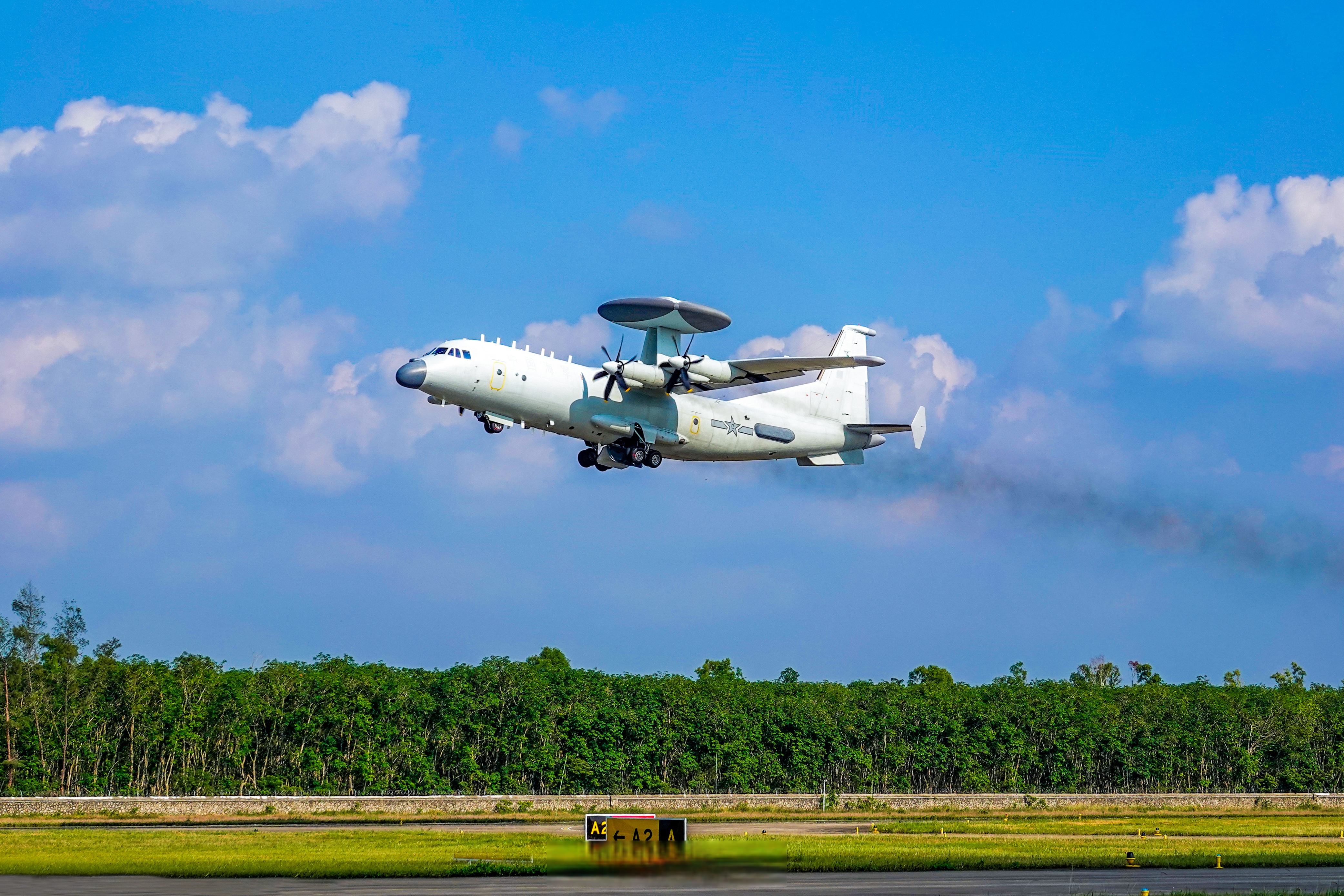 直击#海军航空兵实战化预警侦察训练#】连日来,南部战区海军航空兵某