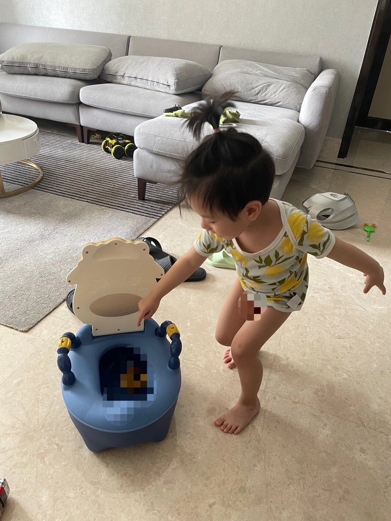 臭臭一定要拉在尿包和裤子上 真的要疯掉了尿已经戒了,会去小马桶上拉