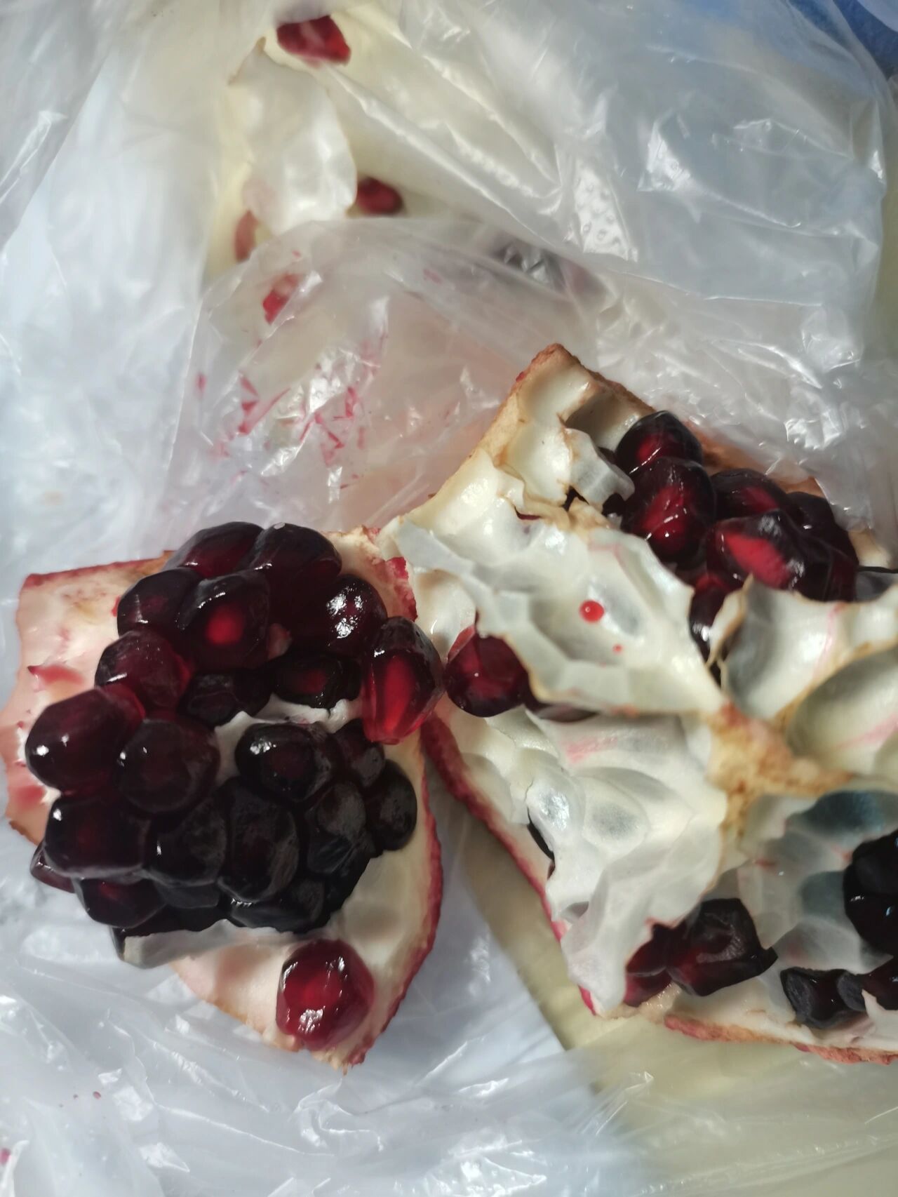 还以为石榴果肉腐烂发黑了060606 国庆回学校的时候,麻麻给我两