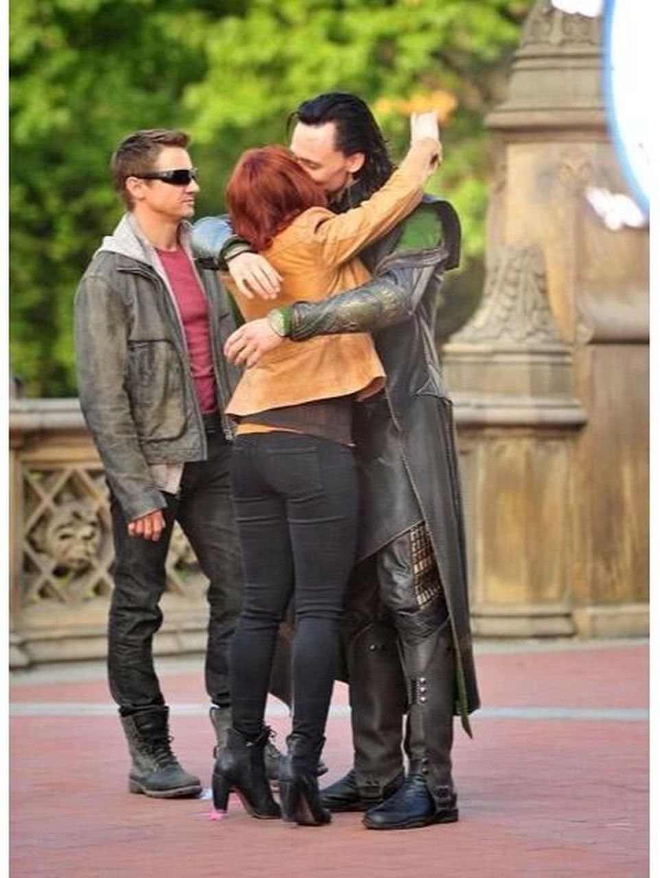 寡姐和洛基玩抱抱 鹰眼在一边无语.