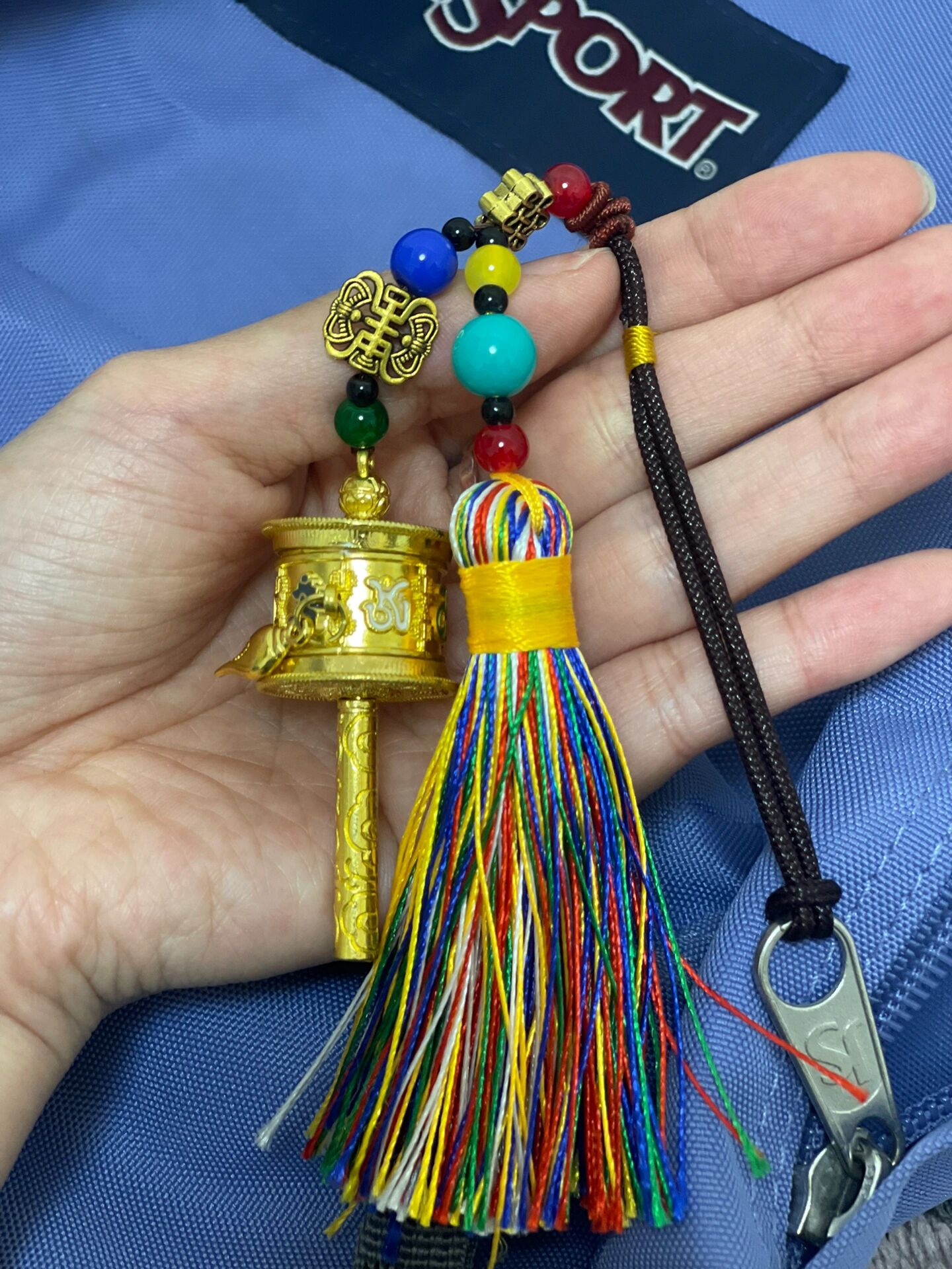 每天看见都很开心 在香格里拉独克宗古城买的 两个挂件30 小转经筒35