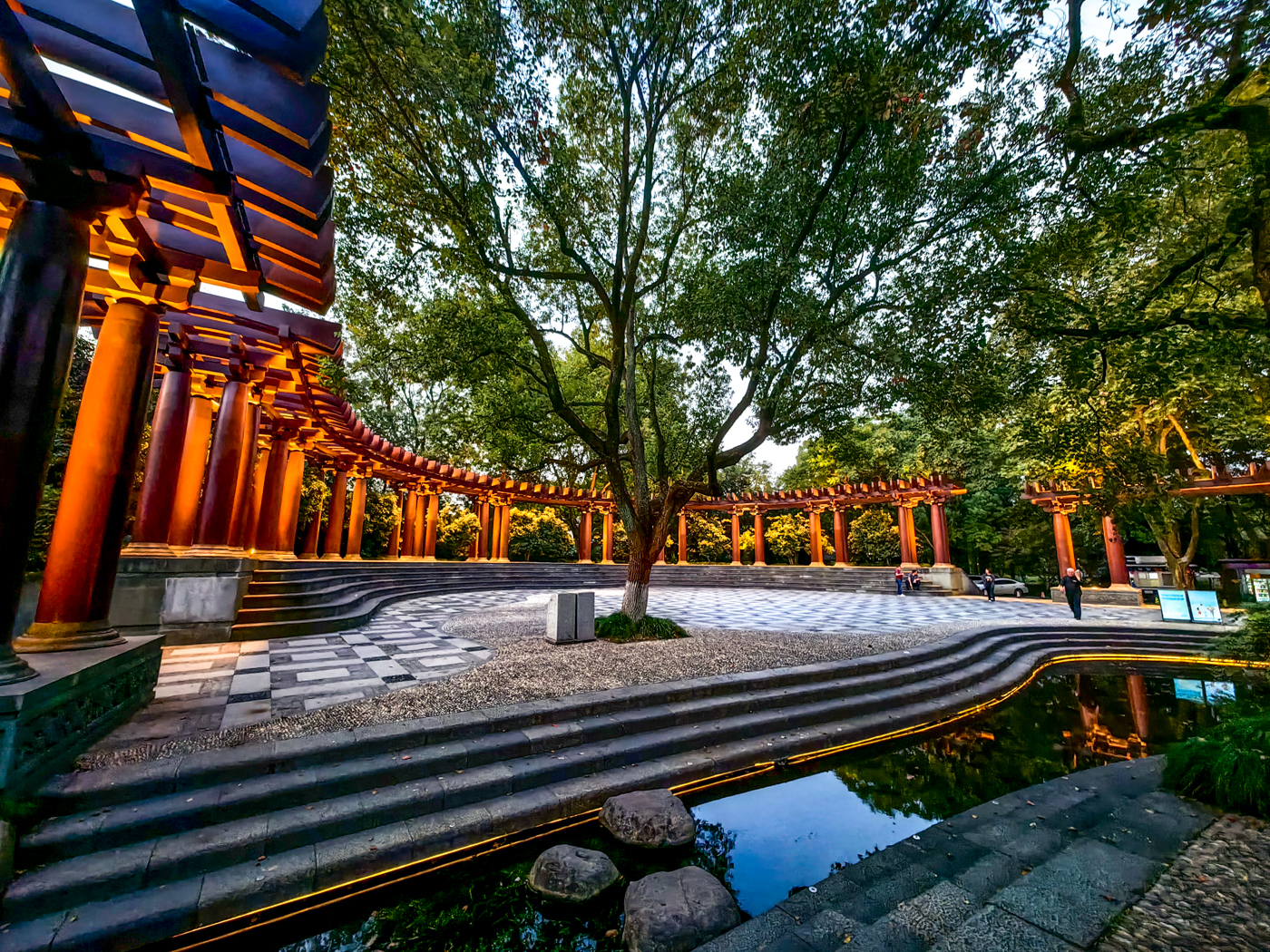 24   杭州罗马广场位于南山路的学士公园内,近马路公交车站,是一个带