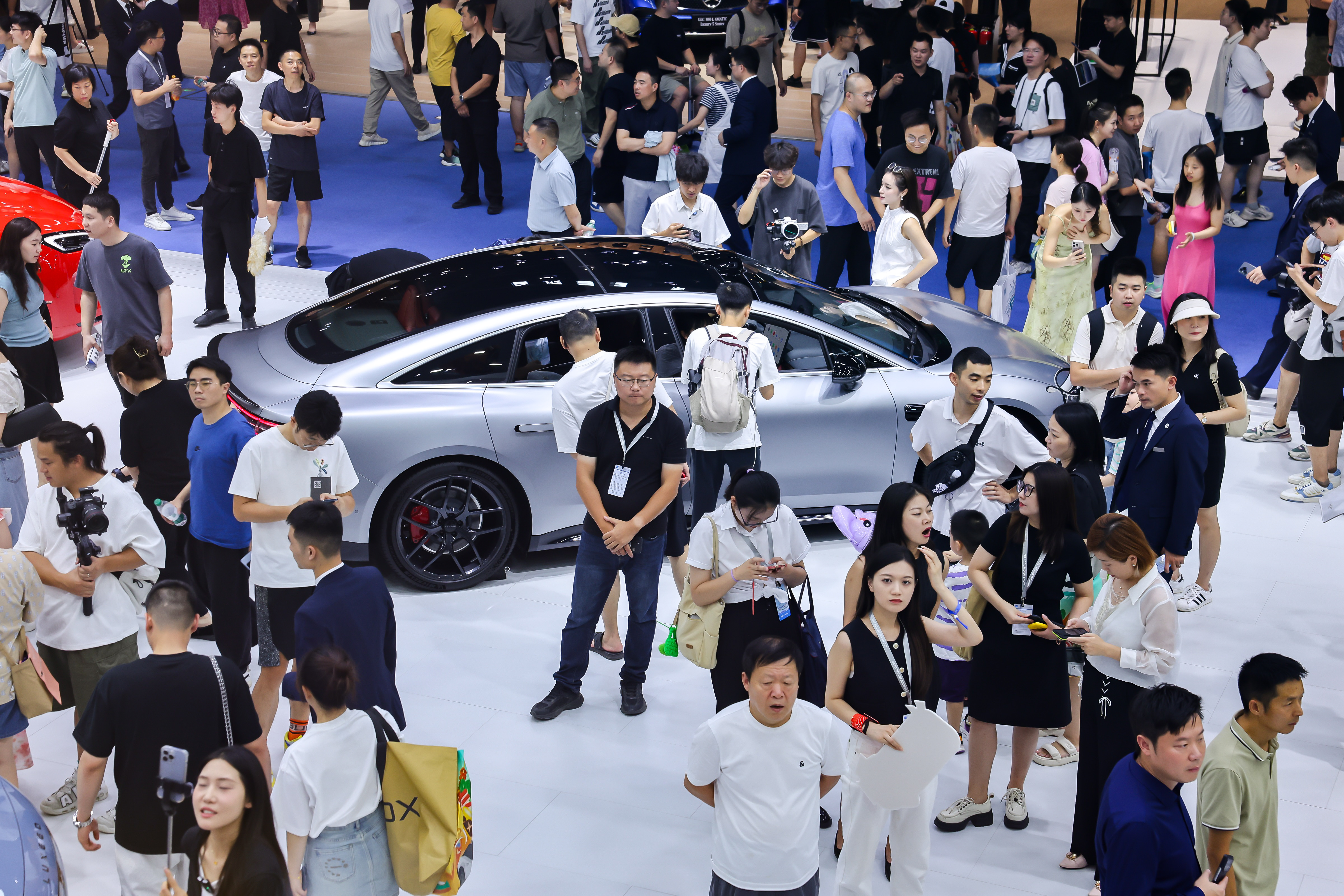 智界上全力以赴# 余承东和尹同跃再次同框,亮相成都车展鸿蒙智行展台!