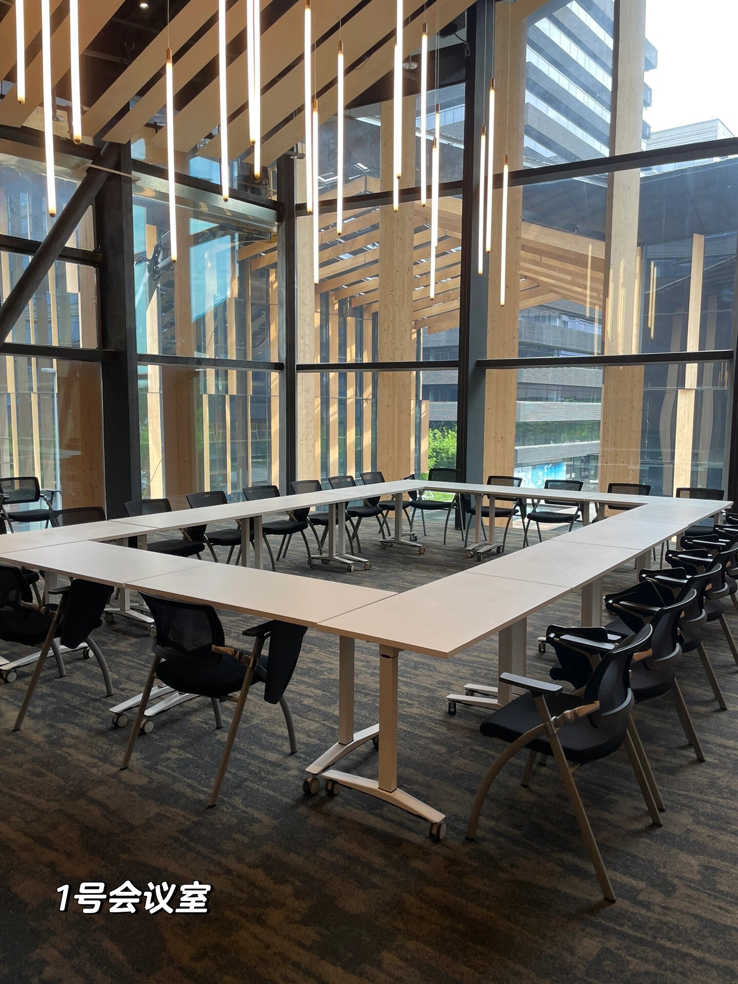 会议室现场图来啦 日本著名设计师隈研吾匠心设计 	 1号会议室可容纳