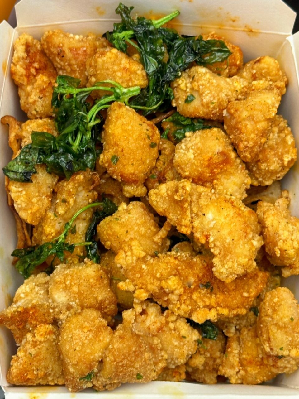 主打台湾盐酥鸡,还有各色小吃和饮品 九层塔和盐酥鸡一起下锅炸制的