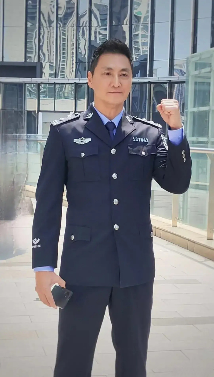 最近惠州劲家庄董事长何家劲又有了新的身份,身穿制服英姿飒爽,评为