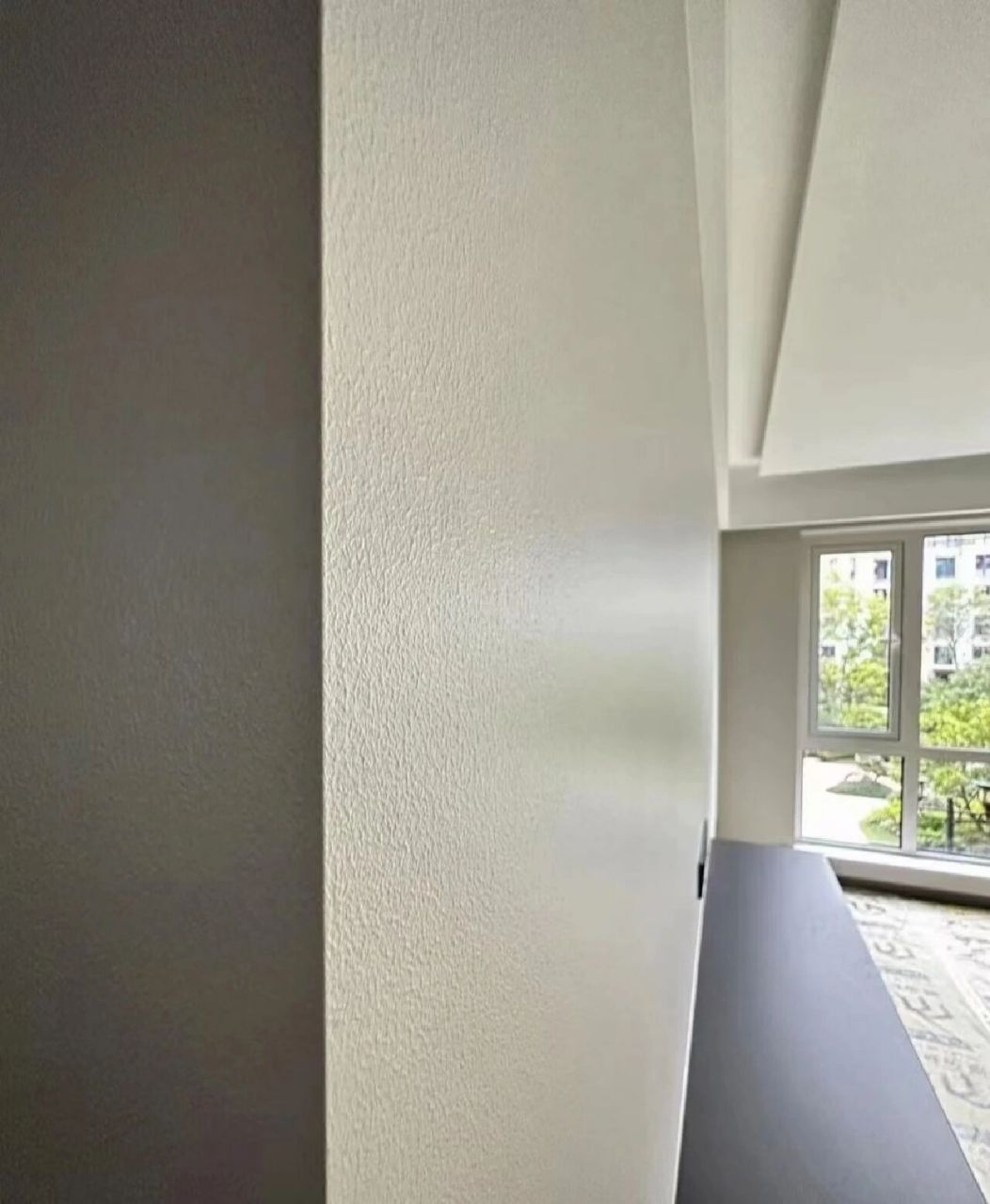 墙面涂料采用喷涂好还是滚刷好?