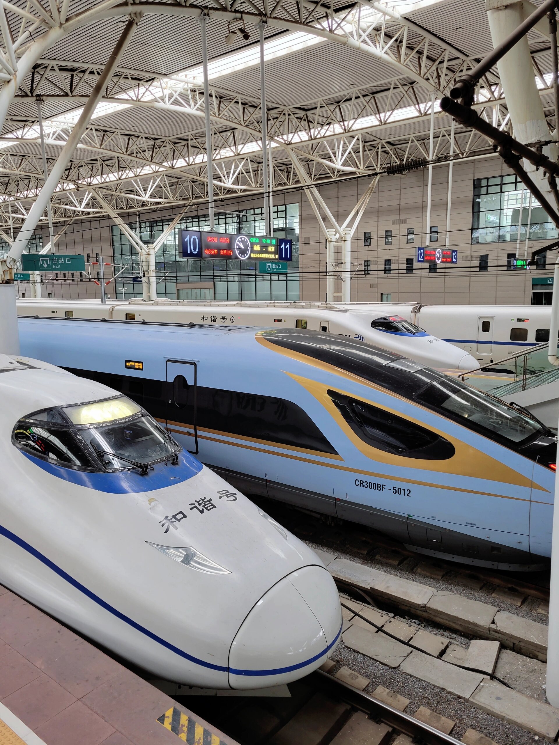 万白车中一点蓝cr300bf cr300bf复兴号动车组列车由中车长春轨道客车