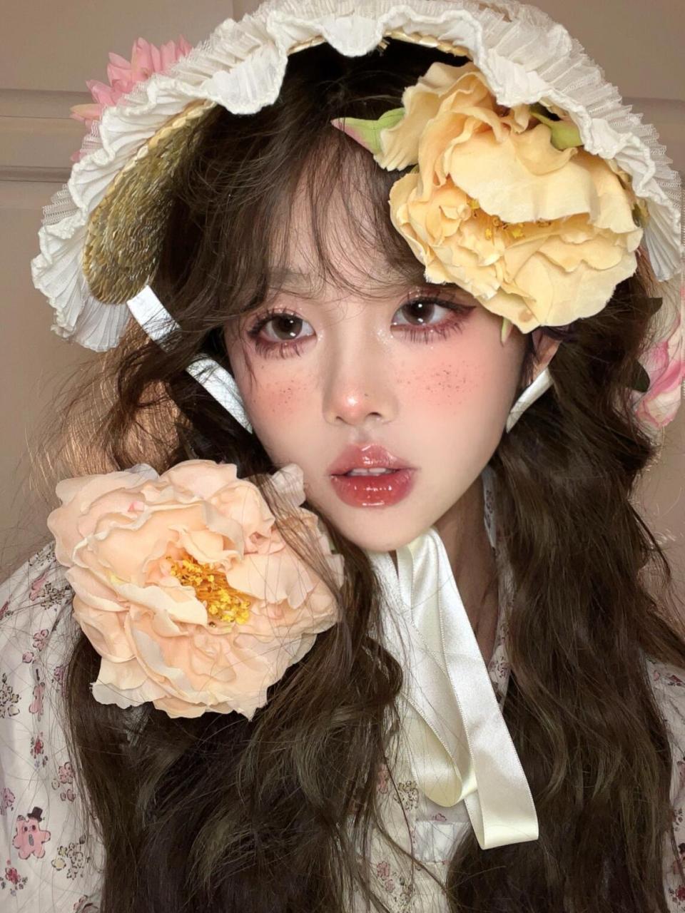 一个饱和度比较高的暖色系妆容 好像住在油画里的花仙 #春日鲜花妆