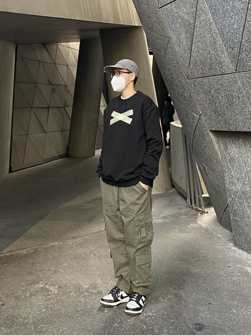 黑色圆领卫衣搭配军绿色工装裤 休闲的一套 #今天穿什么香# #cityboy