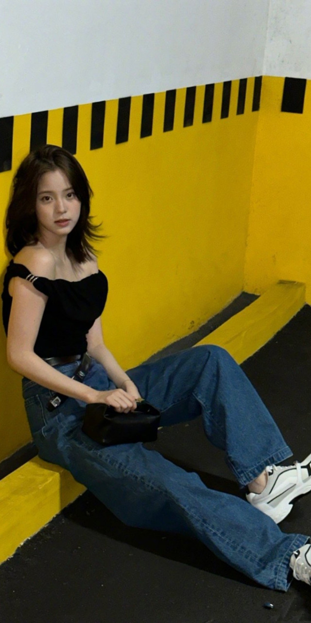欧阳娜娜黑色吊带牛仔壁纸图集