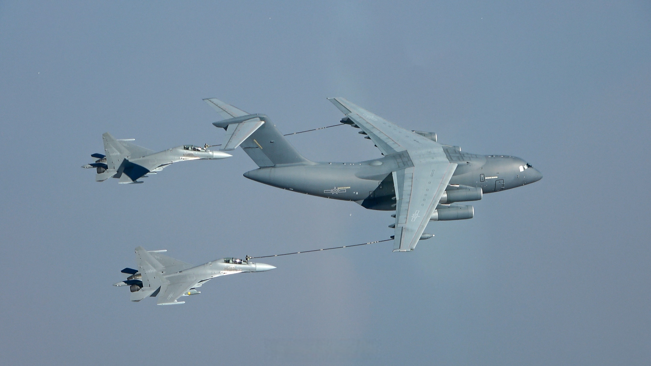 运油20歼16空中加油#】近日,东部战区空军航空兵某旅数架战机振翅升