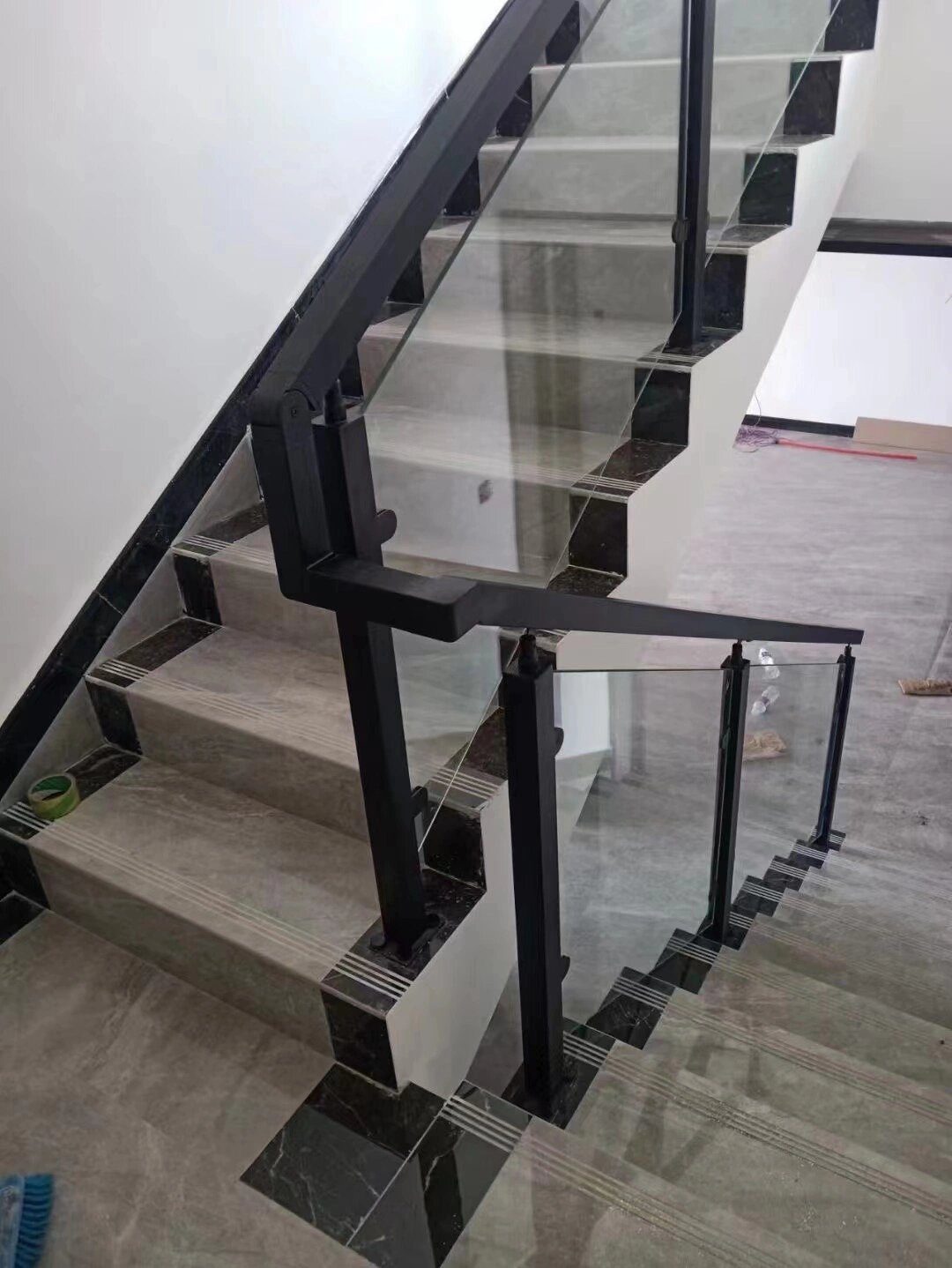 方管鱼嘴立柱玻璃楼梯扶手 黑色立柱 黑色不锈钢扶手面～ 高级效果