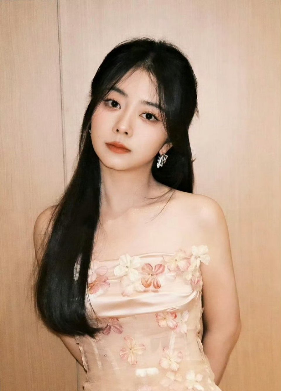 谭松韵快把长发焊在头上# 谭松韵《你比星光美丽》番外长发造型好美