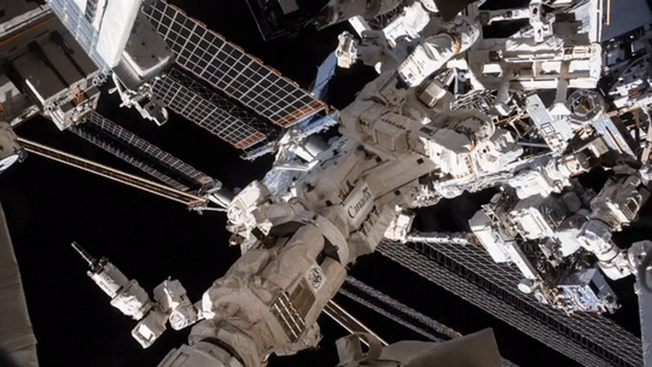 空间站太阳能帆板逐日. 画面很科幻.