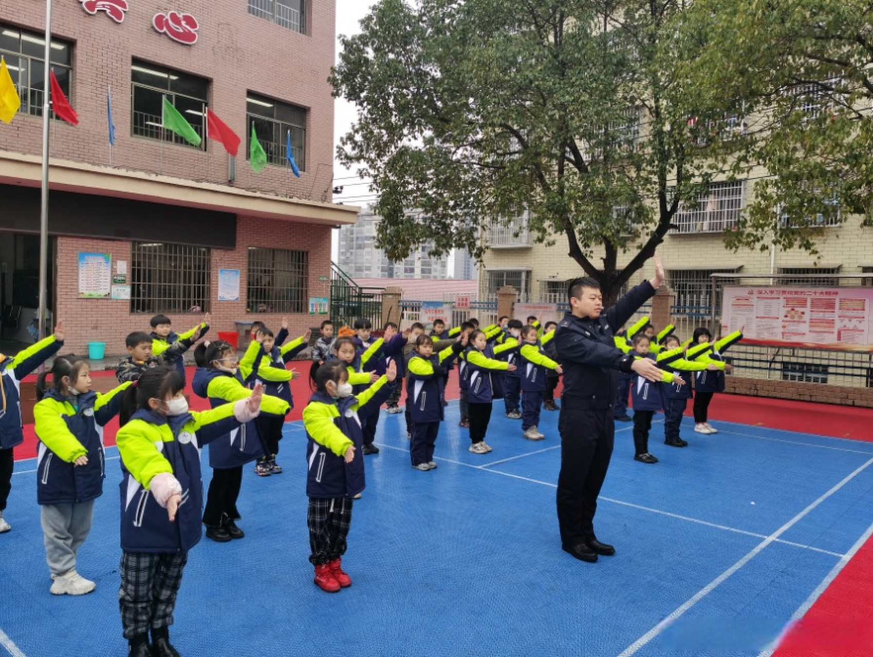 开学第一课# 2月10日上午,怀化高速警察 溆浦大队民警在警予学校北