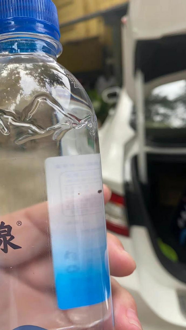 【涟漪终南山泉水里有杂质 代理商推卸责任拒不负责】家住西安市莲湖