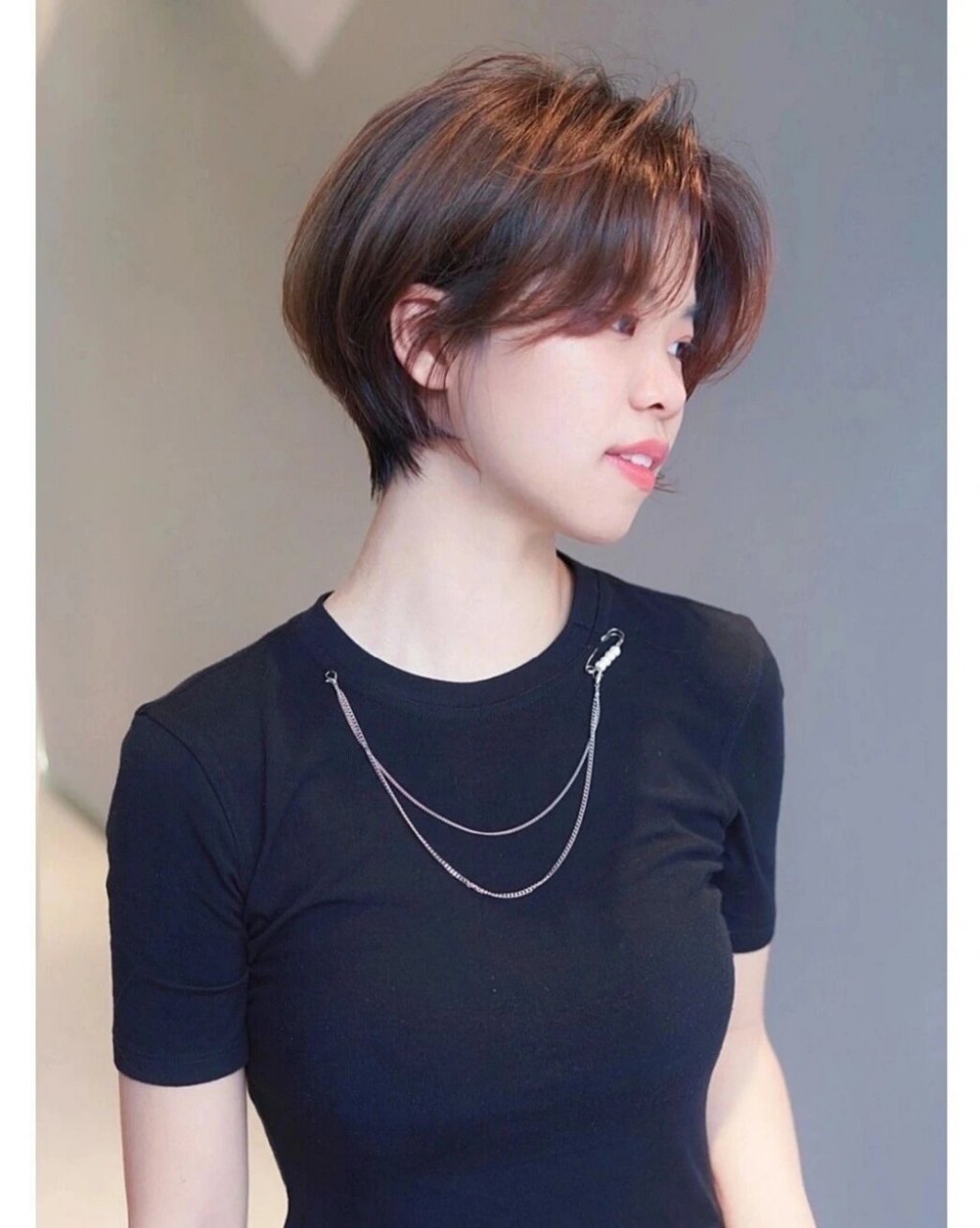 精致的"苹果头"发型 像苹果一样的短发在夏天也很受女生的欢迎,干练