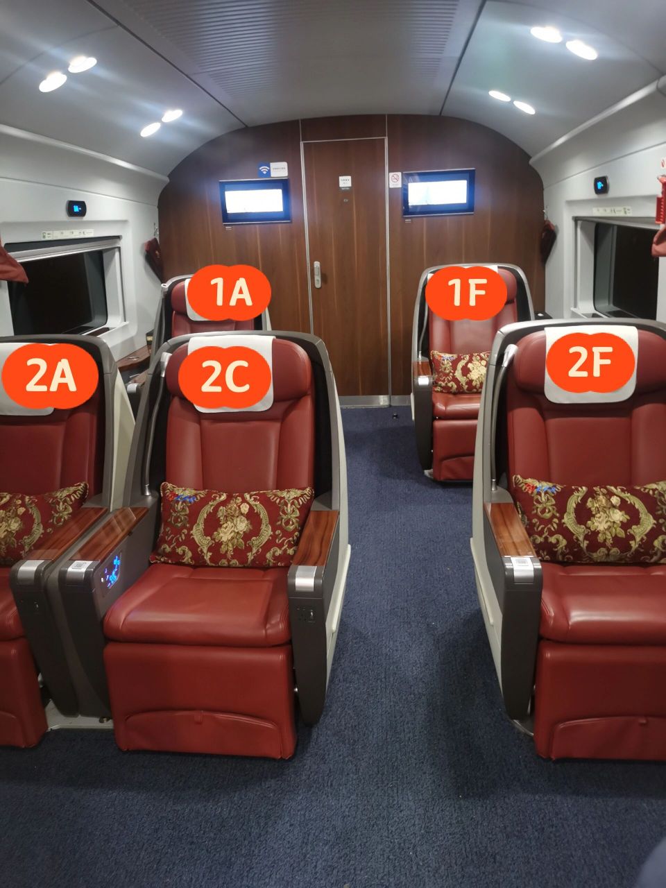 高铁商务座选座位 这款cr400bf车型576定员配有10个商务座,分布在1车8