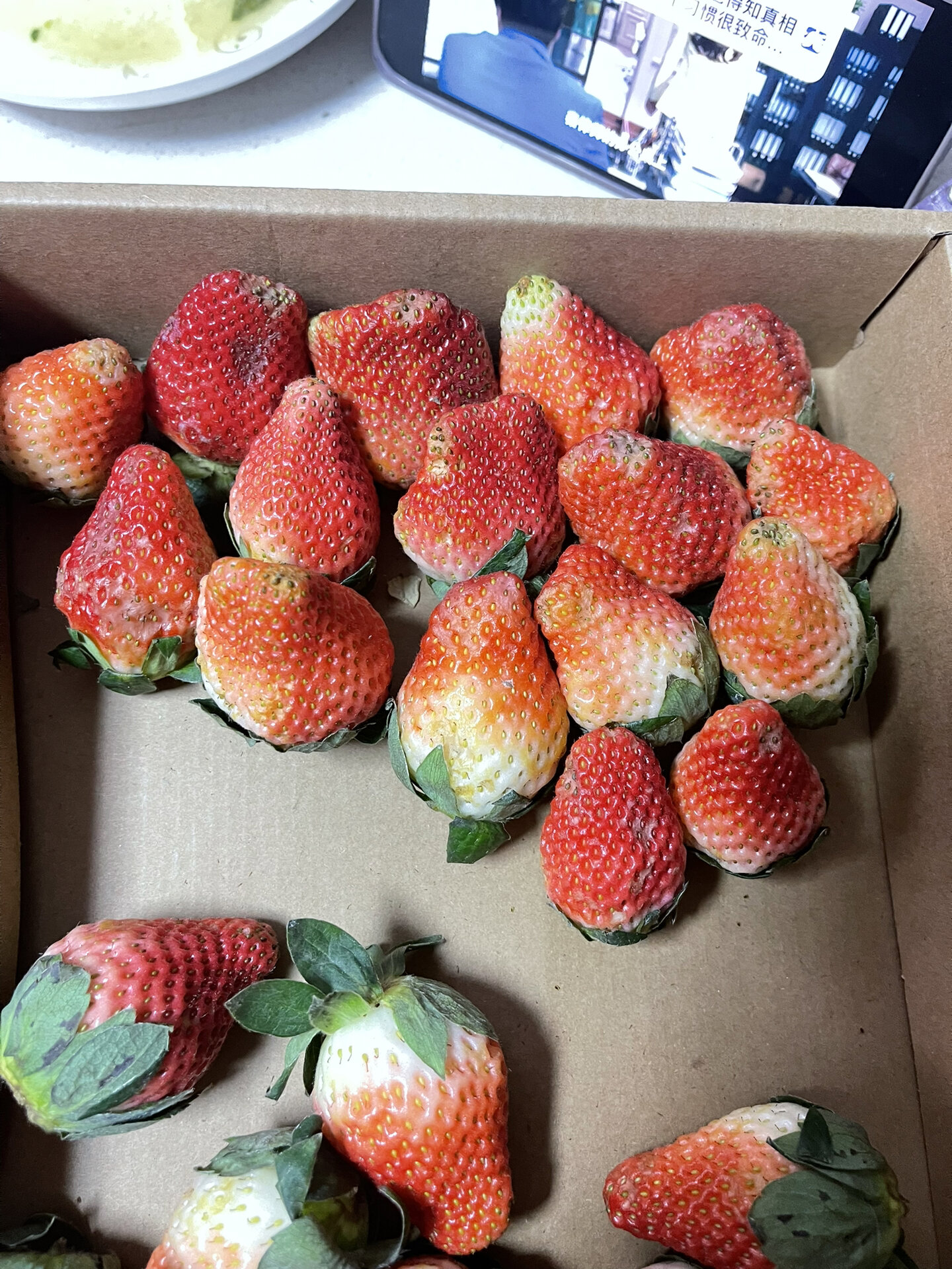 这就是我收到的烂草莓,就想问问谁敢吃