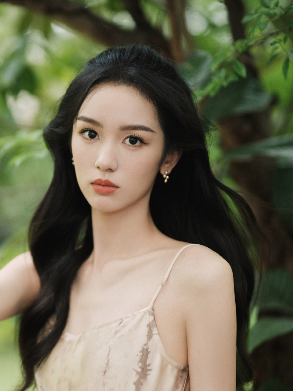 周也吊带长裙户外大片,又酷又美