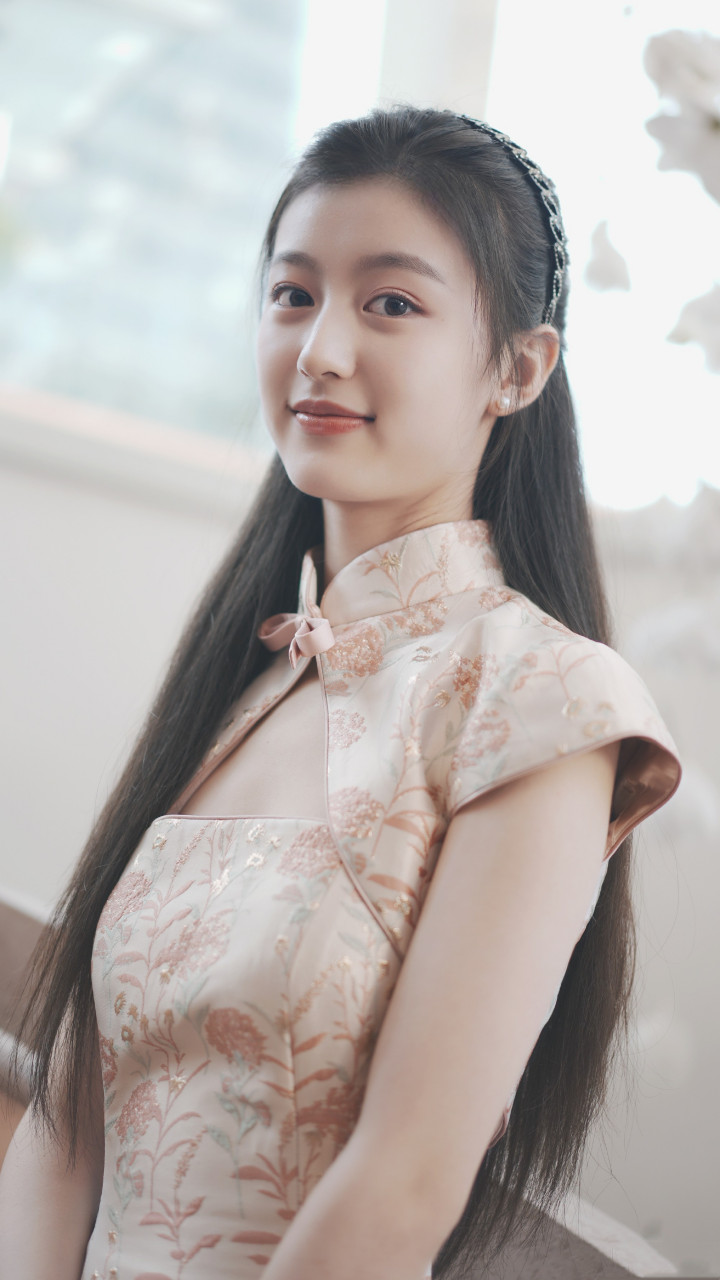 裴佳欣旗袍穿搭组图,14岁的小姐姐,太成熟了吧