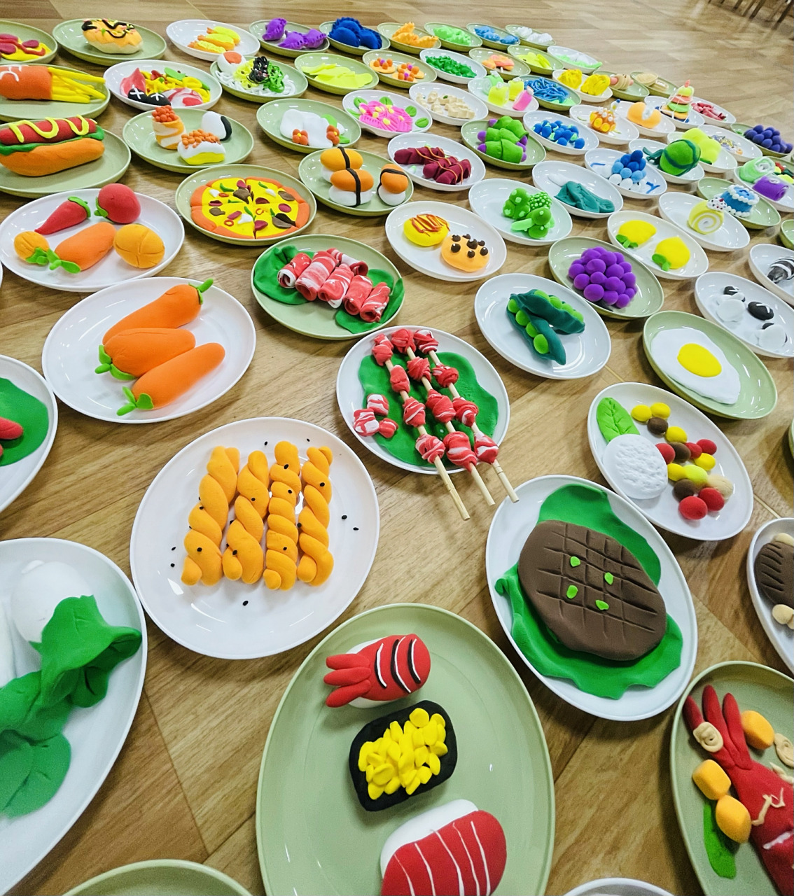 手艺人徒手用彩泥捏94盘食物90 一天争分夺秒,没浪费一分钟捏彩泥.